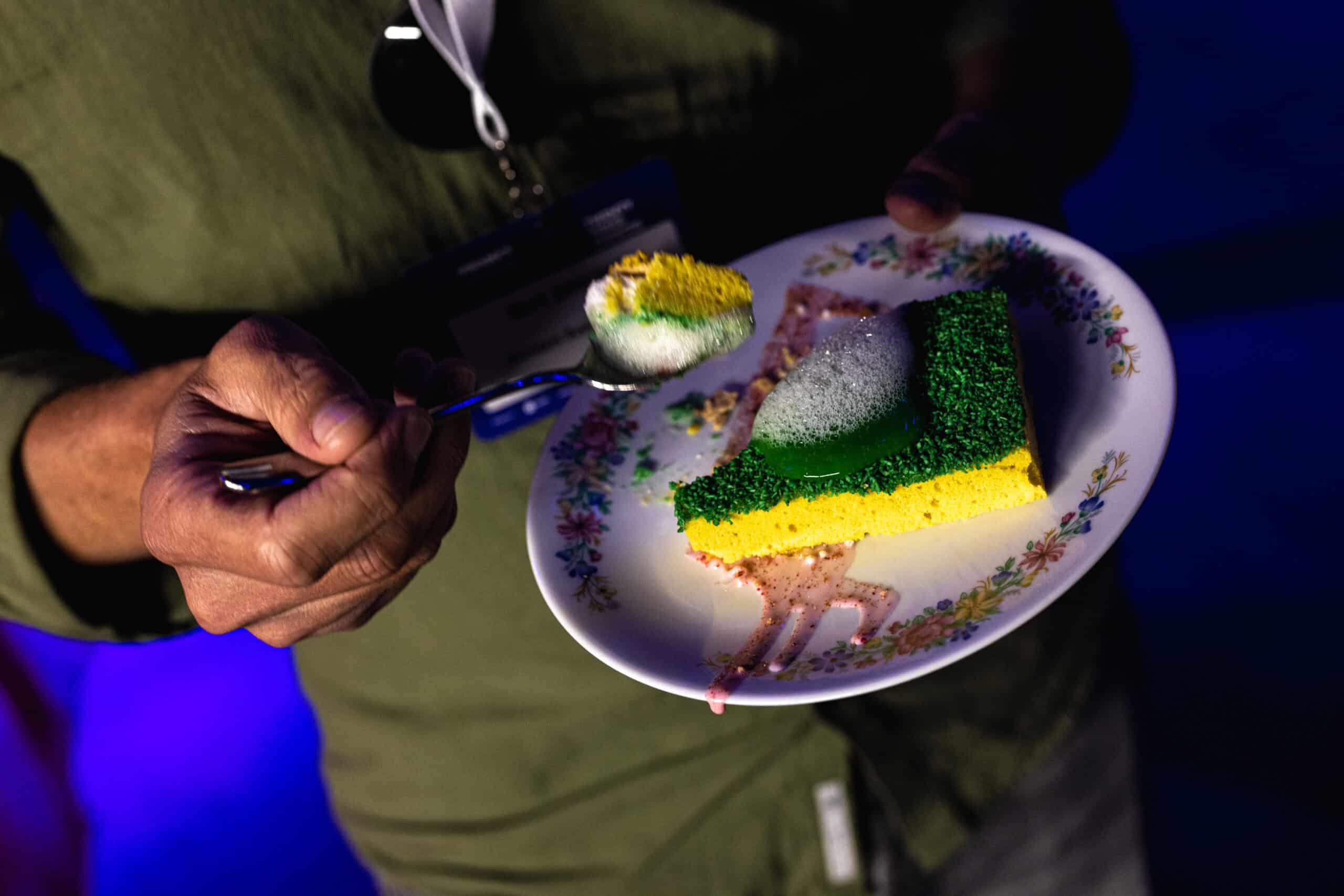 Gezonde kleurrijke taart met groene en gele lagen.