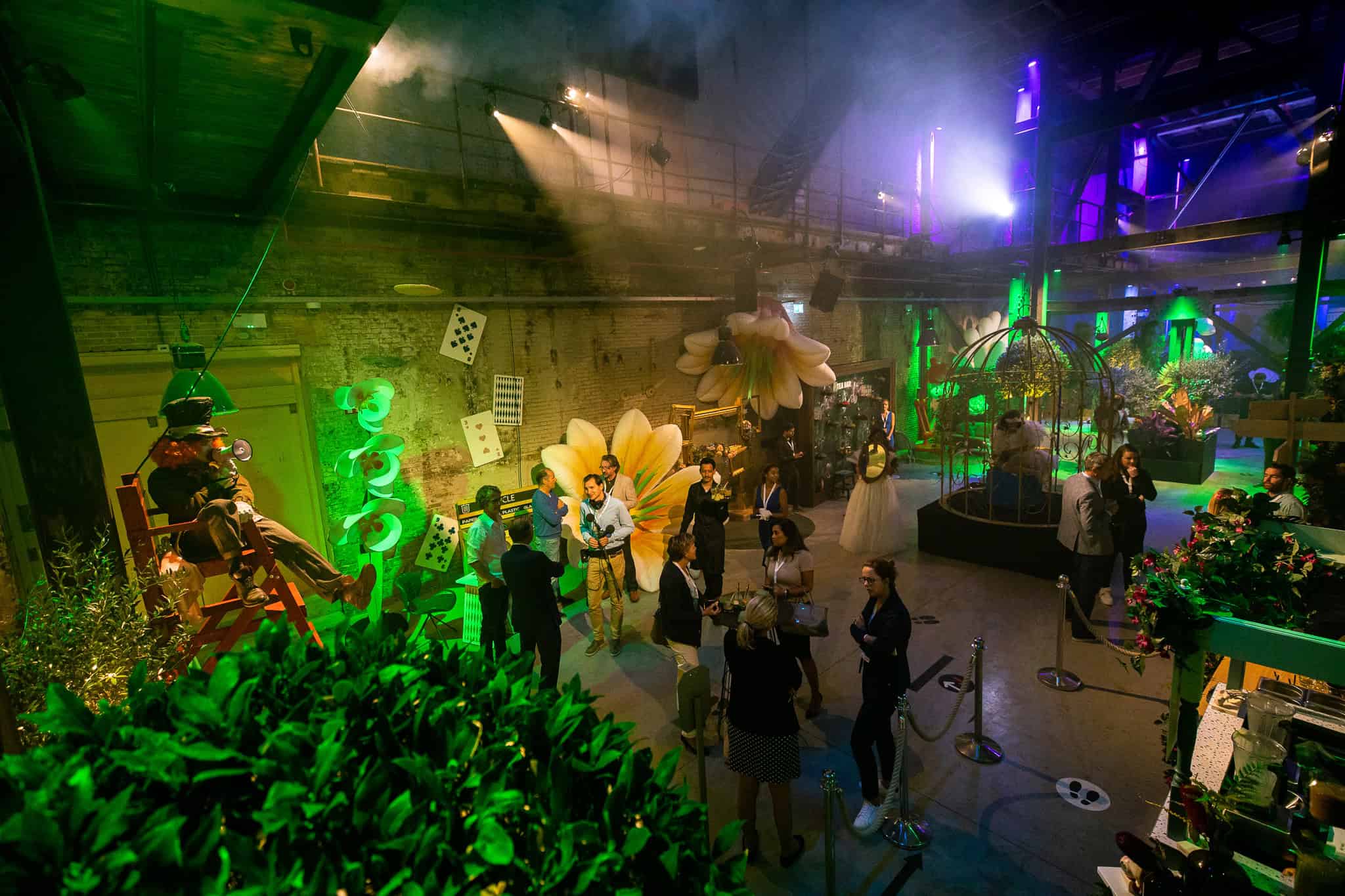 Interieur van de SugarFactory met kleurrijke decoraties en bezoekers.