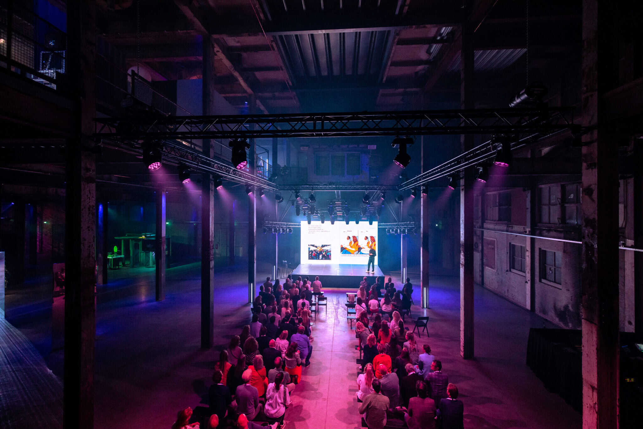 Evenementenlocatie met live entertainment en moderne inrichting.