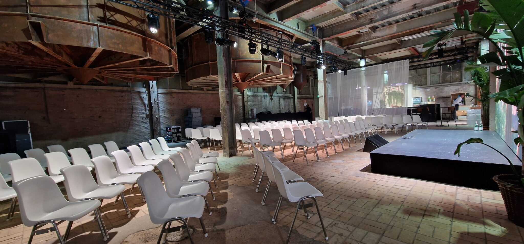 Ruime congreszaal met comfortabele stoelen en podium, ideaal voor zakelijke bijeenkomsten en present.