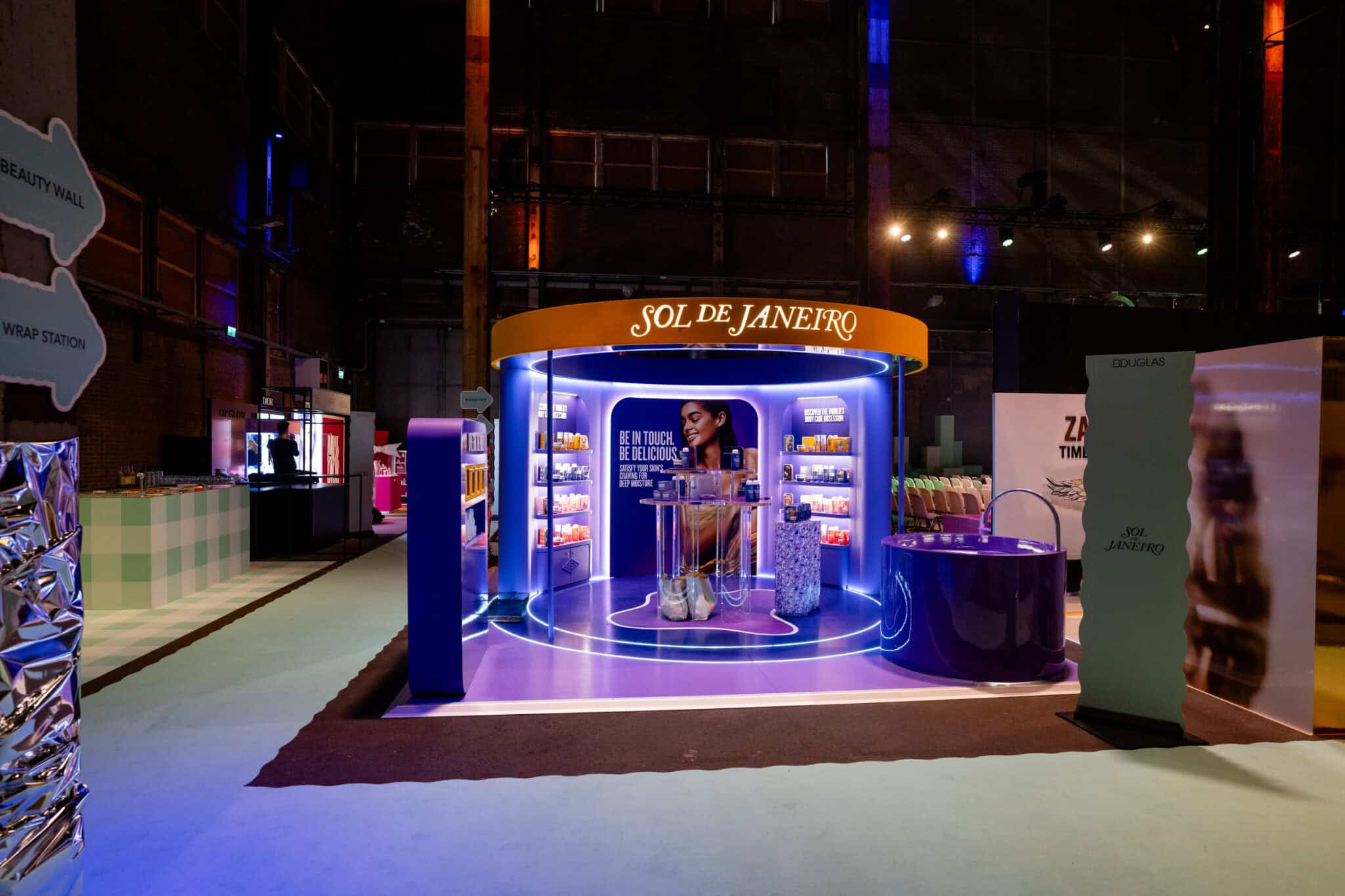 Beursstand van SugarFactory met verlichte display en branding.