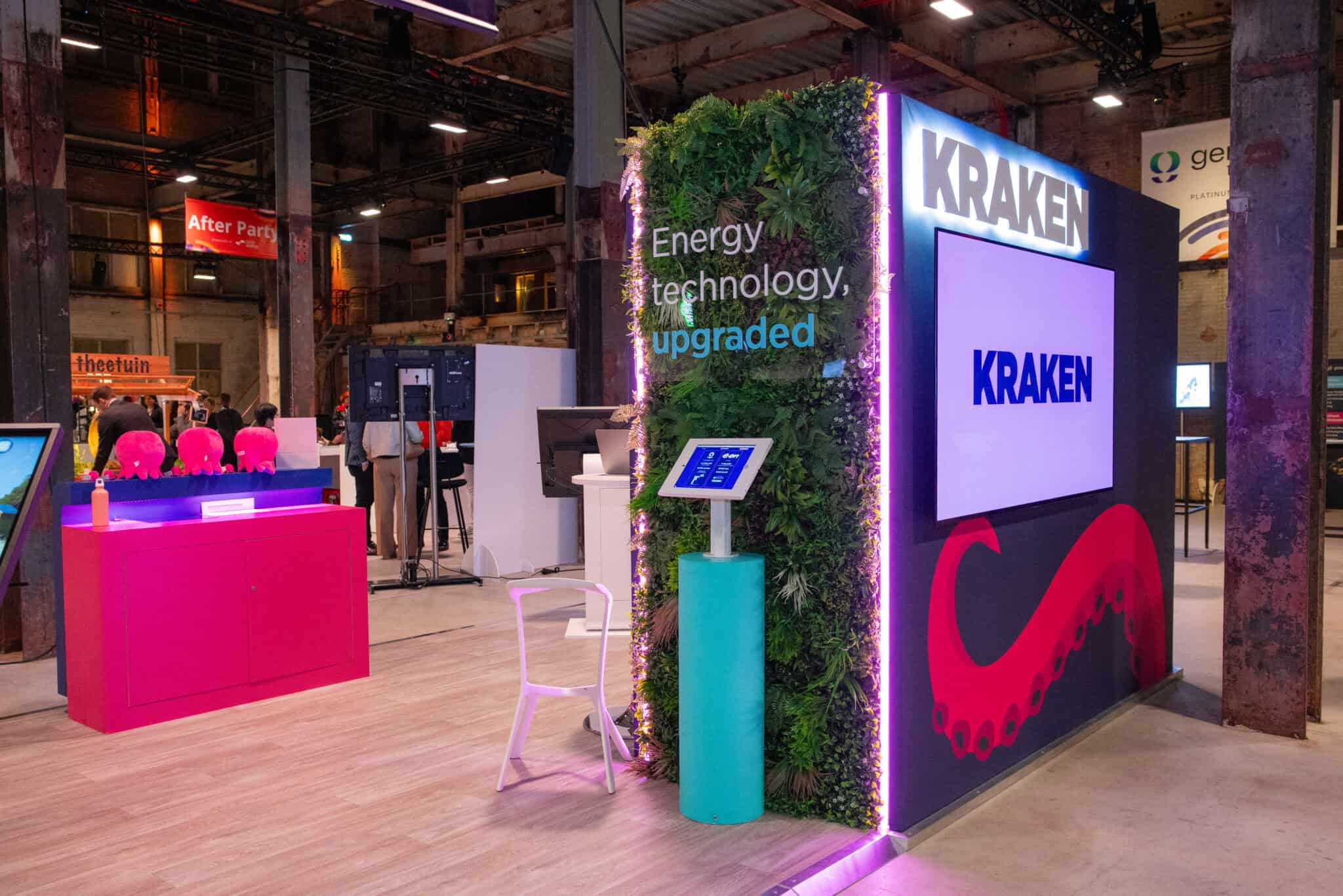 Stand op beurs met energie- en technologie-upgrades en Kraken-logo.