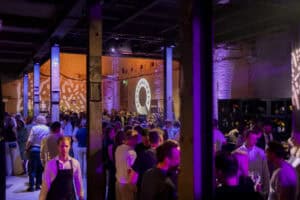 Relatie event met netwerk en entertainment in industriële setting.