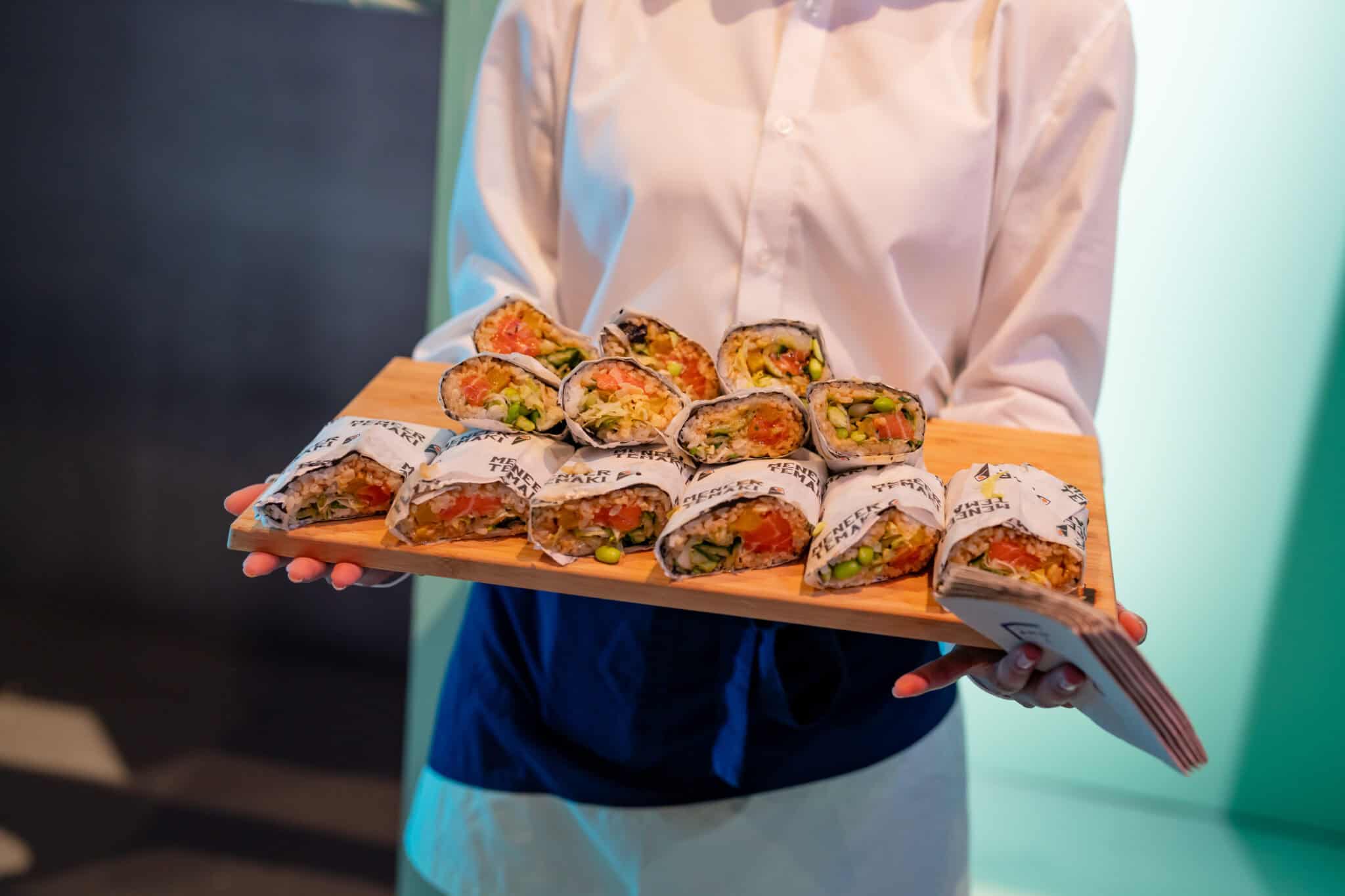 Sushi platter met diverse rollen voor relatie event.