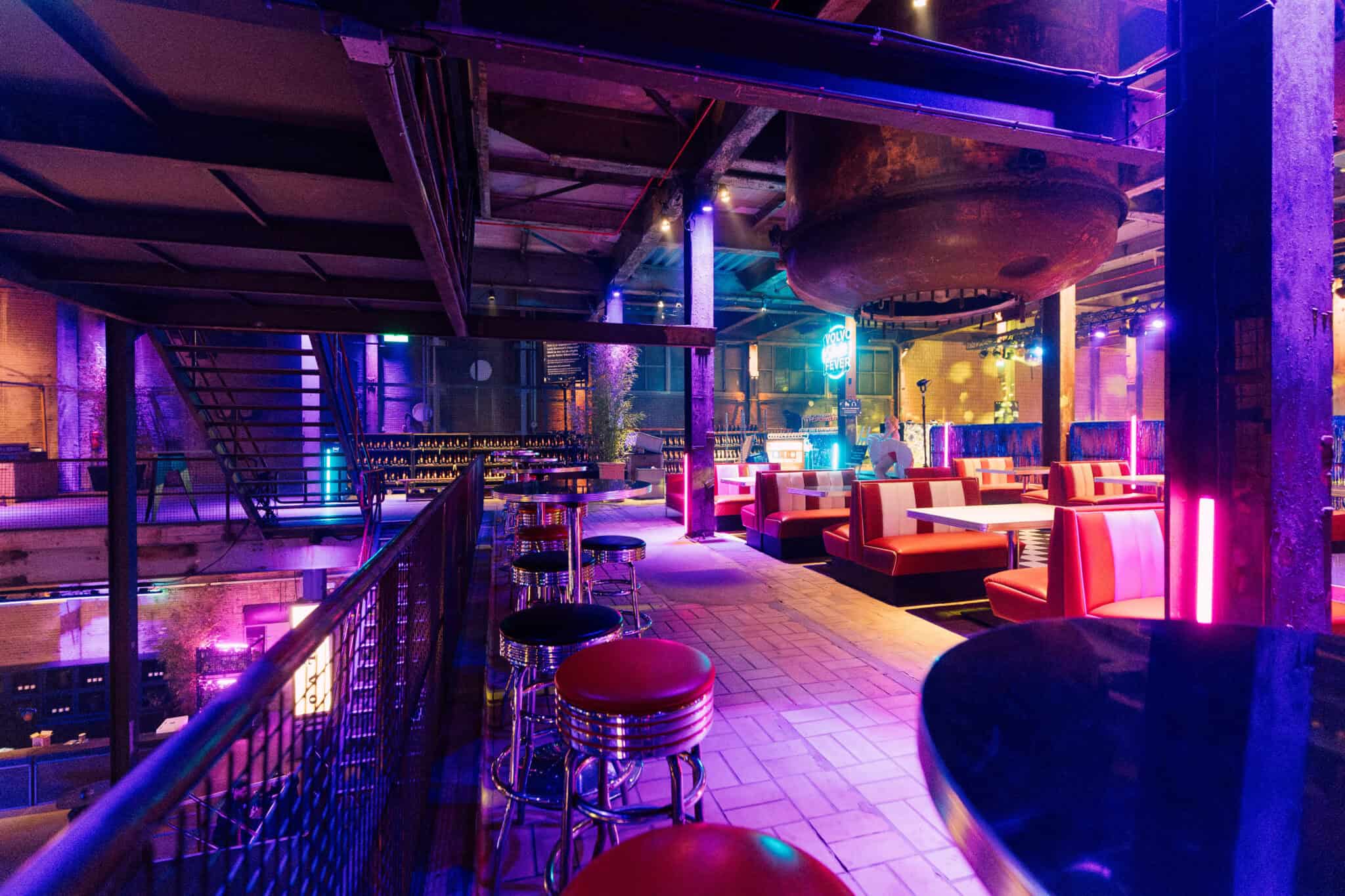 Moderne relatie event locatie met kleurrijke verlichting en gezellige zithoeken.