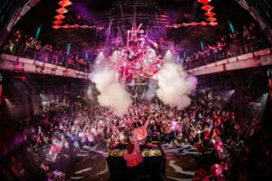 Groots feest met DJ en dansend publiek in een clubomgeving.