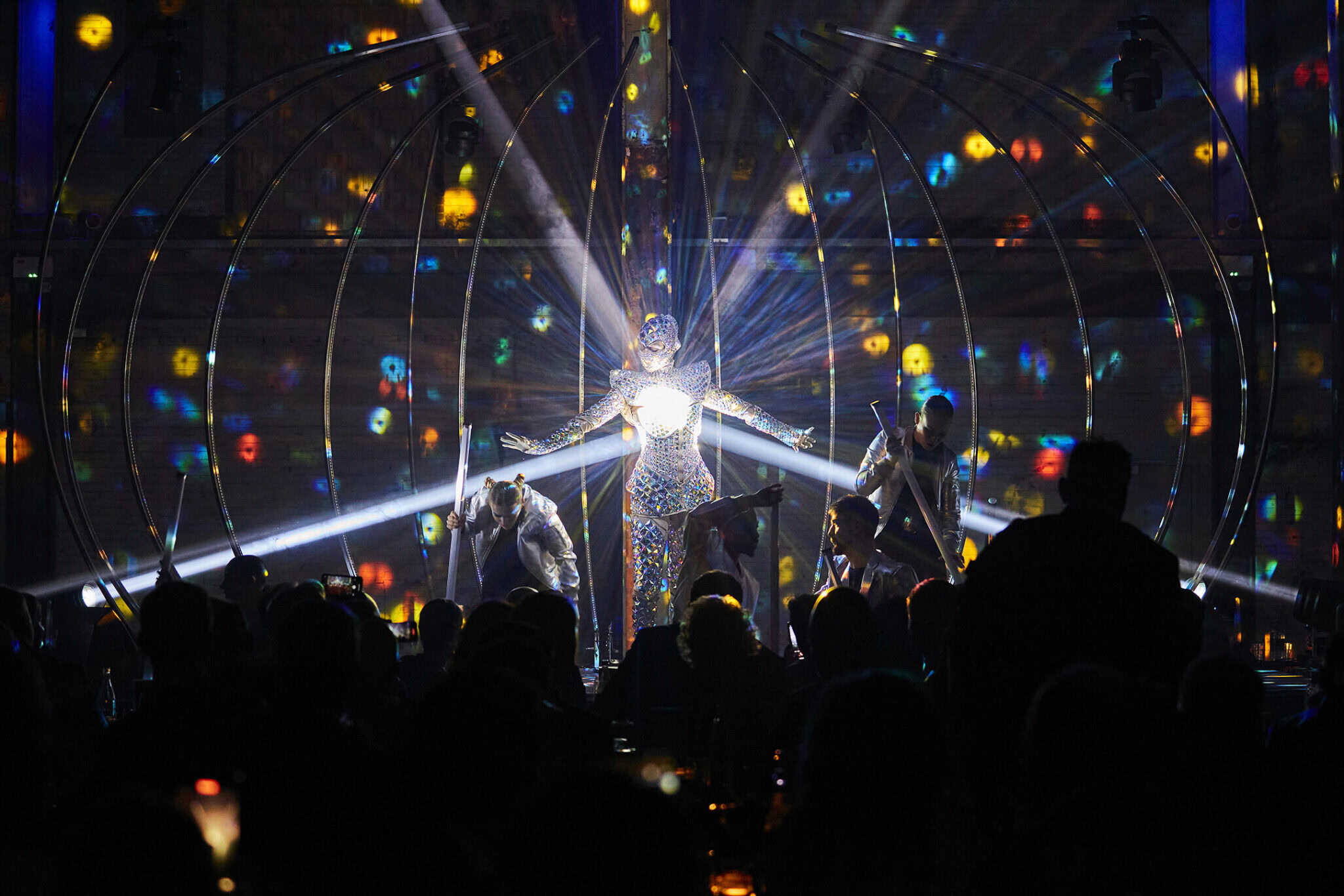 Dansers op een feestavond met kleurrijke lichtshows en disco-effecten.