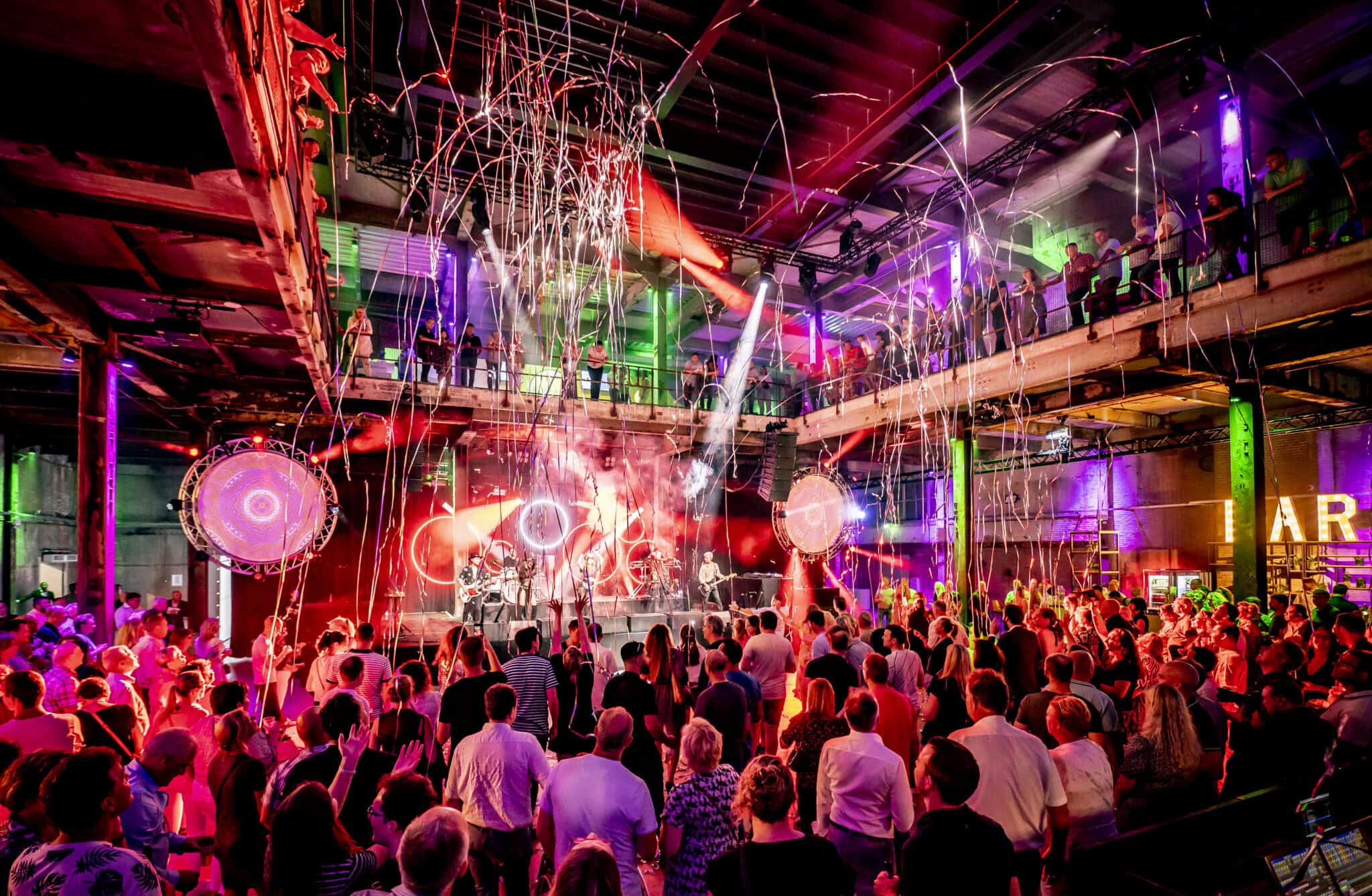 Groots personeelsfeest met dans, lichtshows en confetti in de SugarFactory.