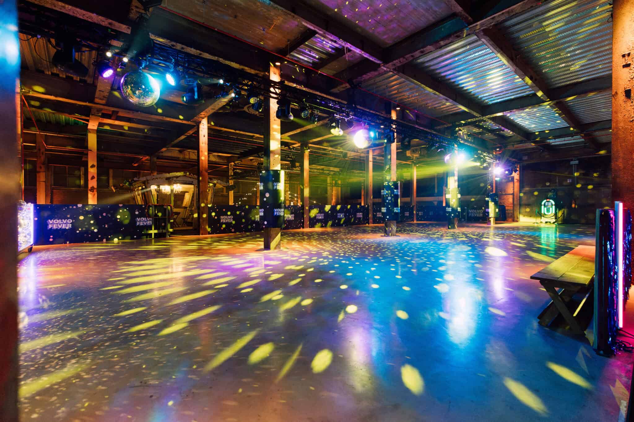 Veelkleurige lichtshow tijdens een personeelsfeest in de SugarFactory.