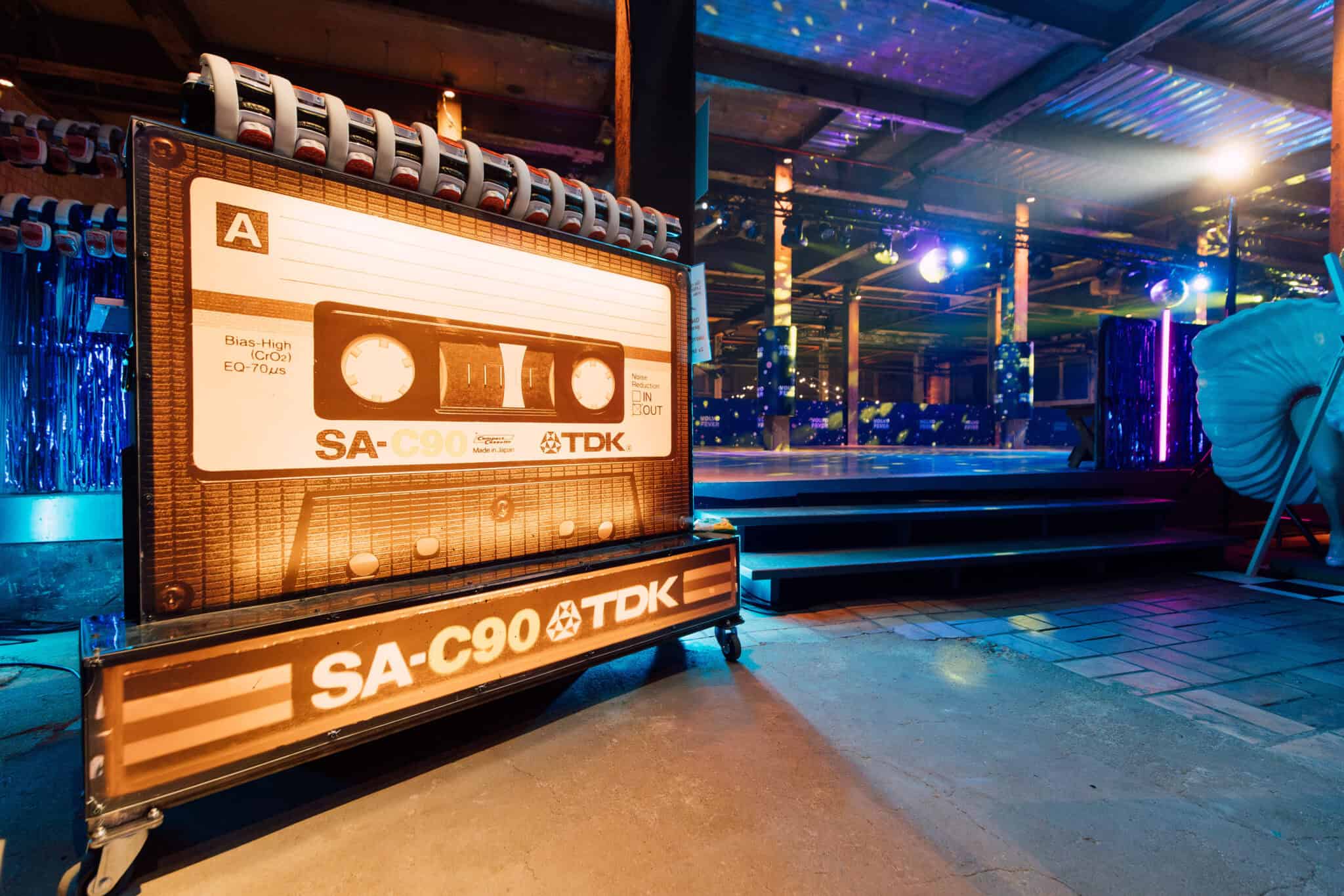 Decoratieve cassette tape als feestversiering voor bedrijfsfeest.