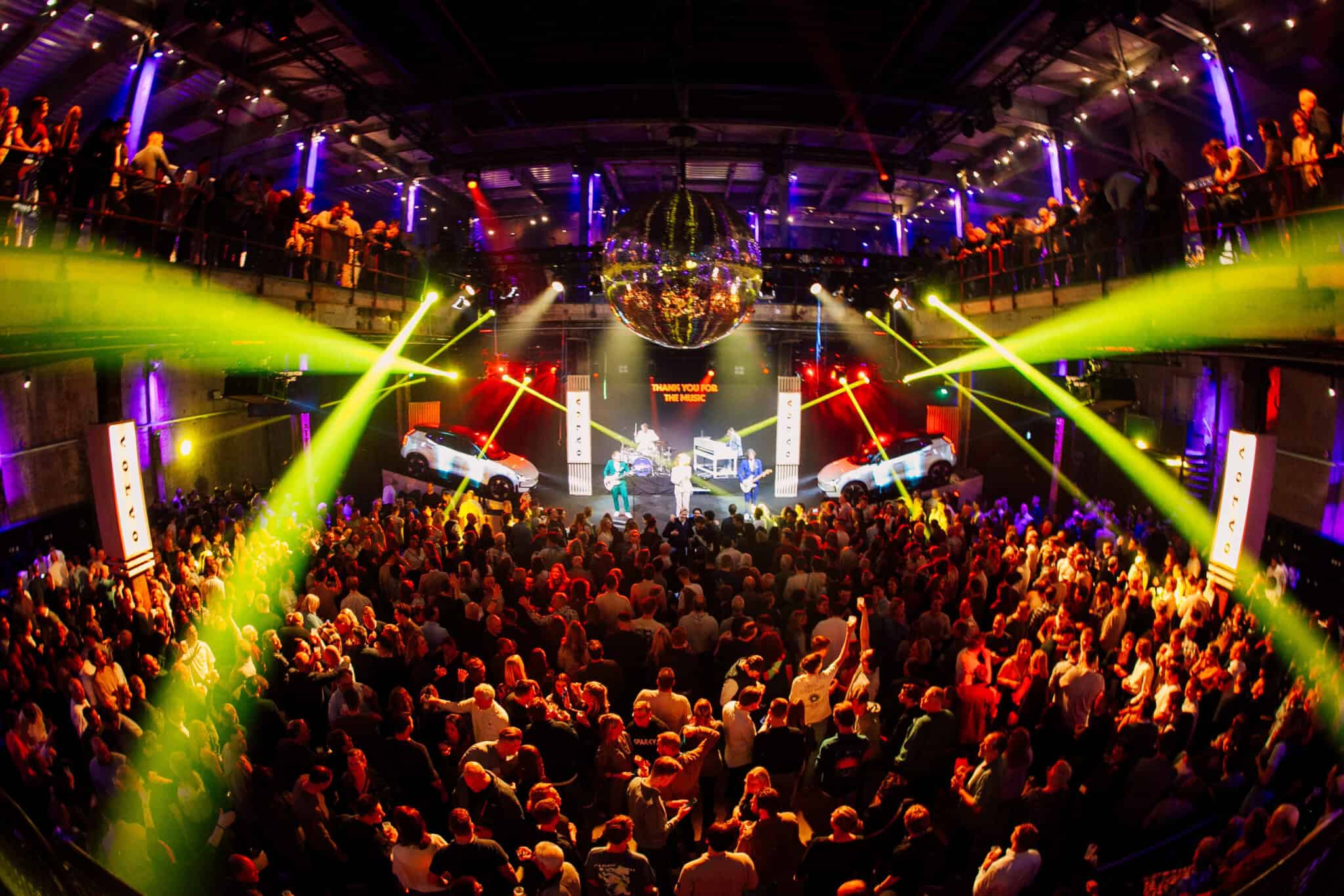 Groots personeelsfeest met dans, muziek en lichtshows bij SugarFactory.