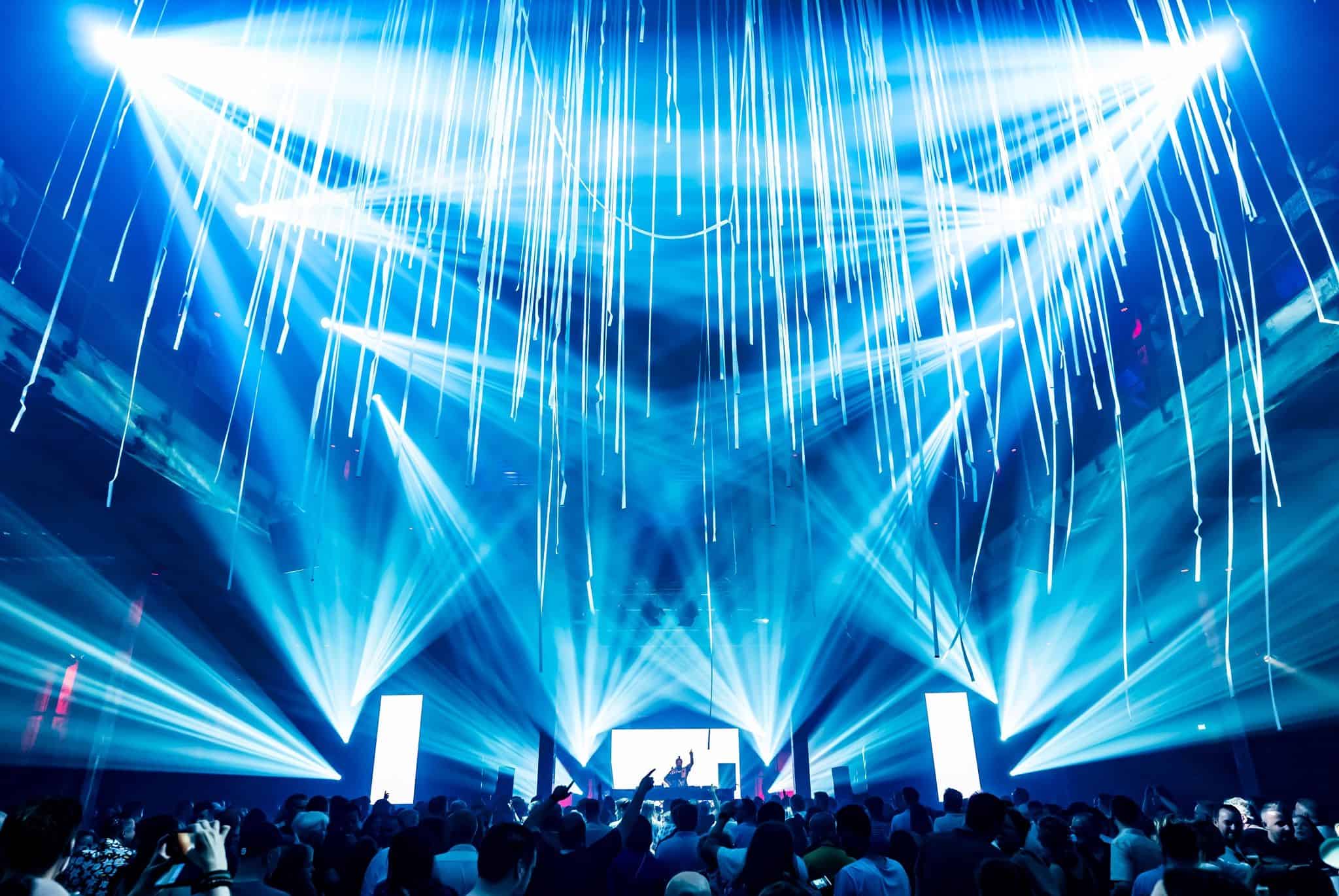 Lichtshow en feestverlichting tijdens een personeelsfeest.