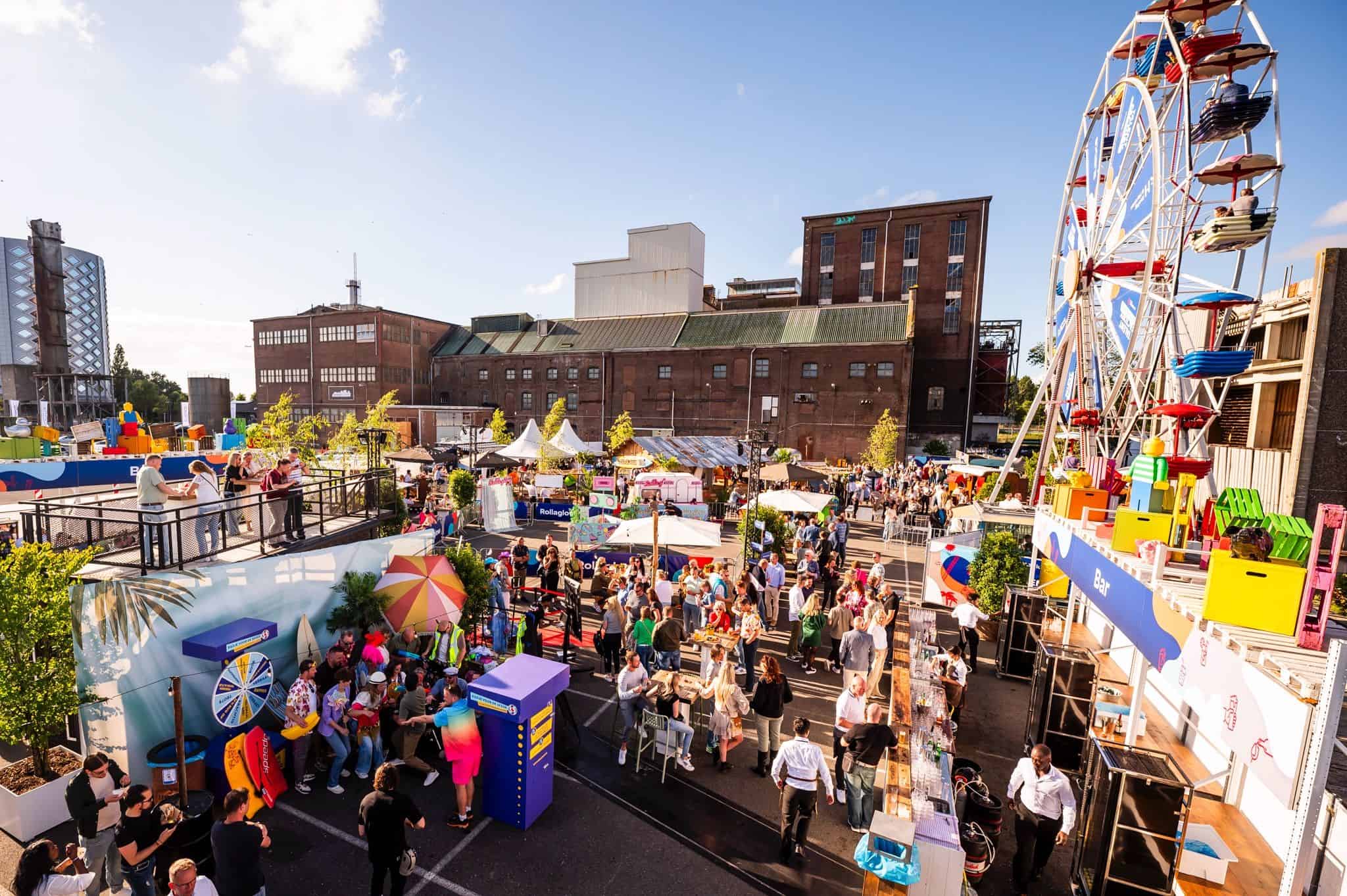 Gezellige kermis met attracties en eetkraampjes bij SugarFactory in de stad.