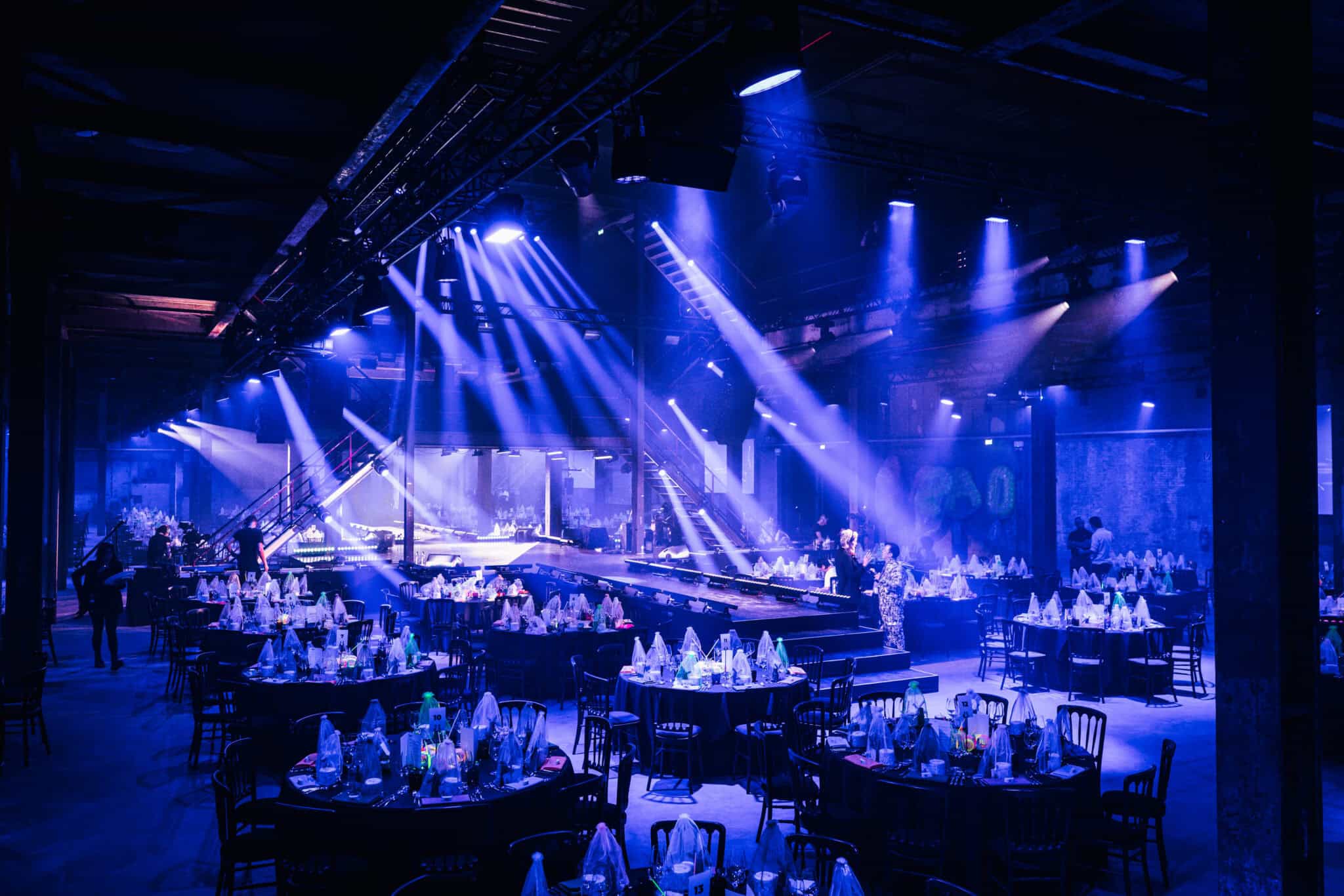 Sfeervol diner in de SugarFactory met gezellige ambiance en mooi verlichte setting.