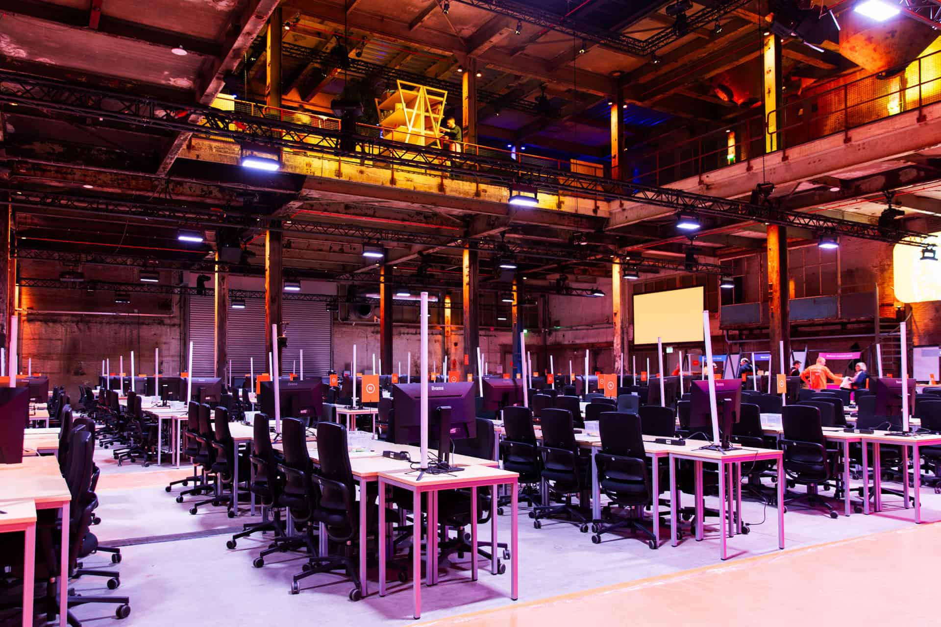 Hackathon werkruimte met computers en werkstations voor creatieve tech-innovaties.