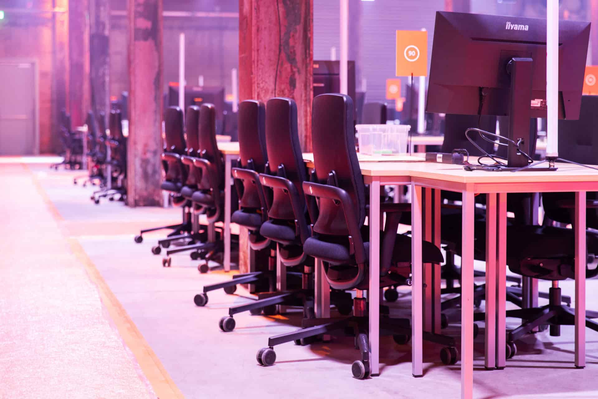 Werkplekken met computers en stoelen voor hackathon evenementen.