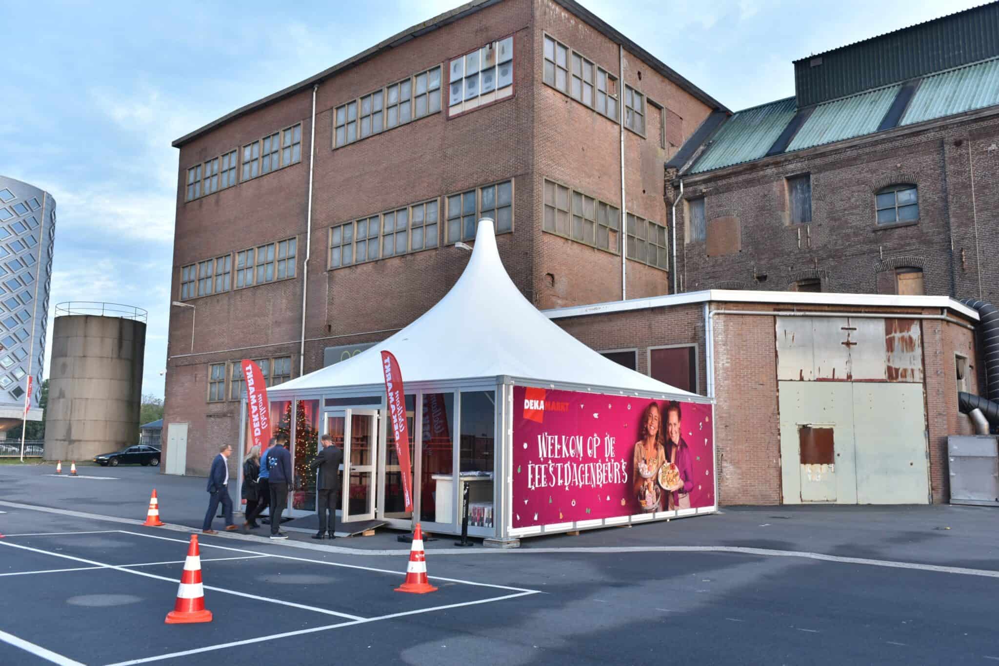 Tent van SugarFactory bij SugarCity met bezoekers en promotionele banners.