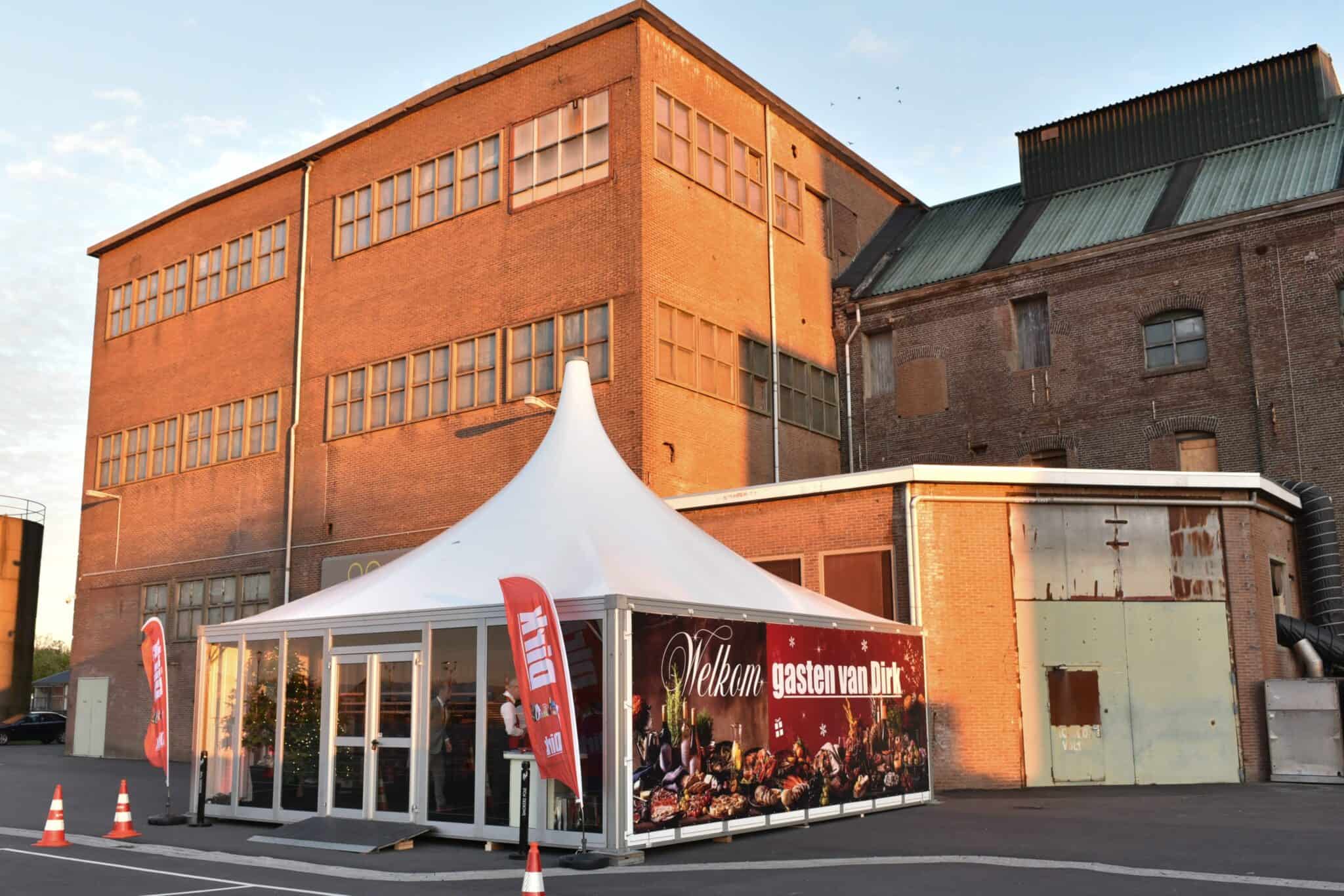 Feesttent van SugarFactory voor de feestdagen, op een industriële locatie.