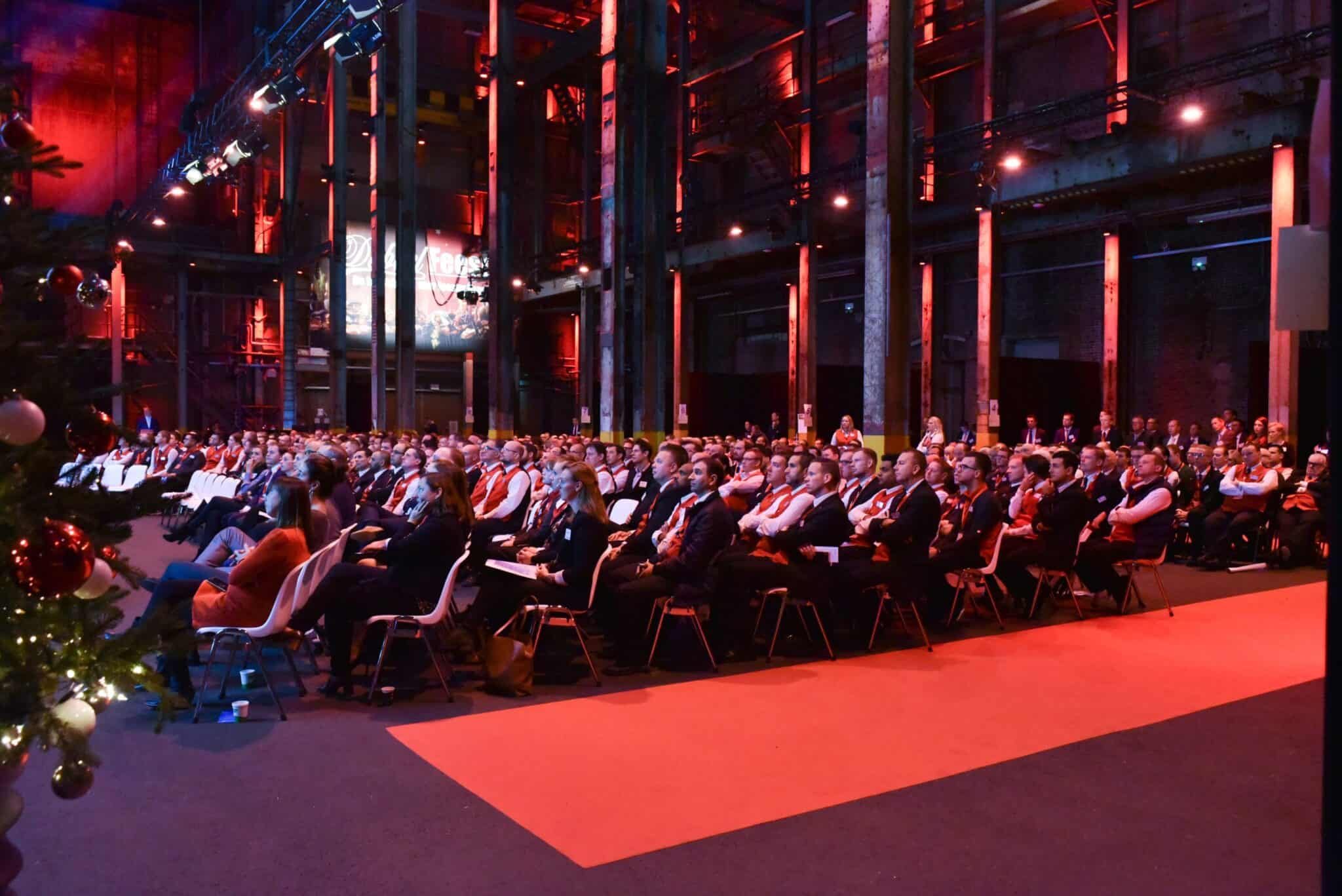 Grootschalige zakelijke bijeenkomst in SugarCity met veel deelnemers.