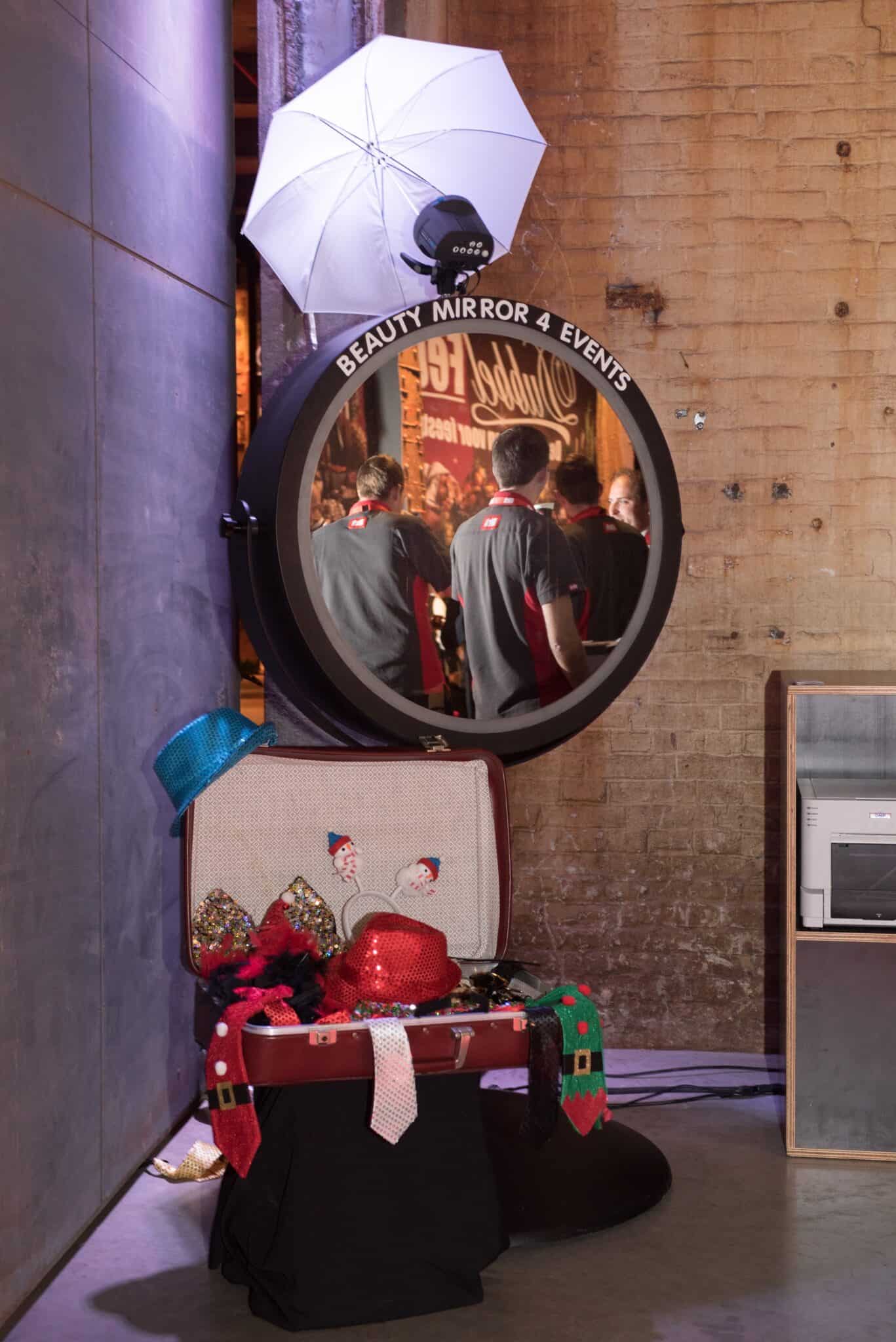 Kerstversiering en spiegel met feestelijke decoratie bij Detailresult Groep.