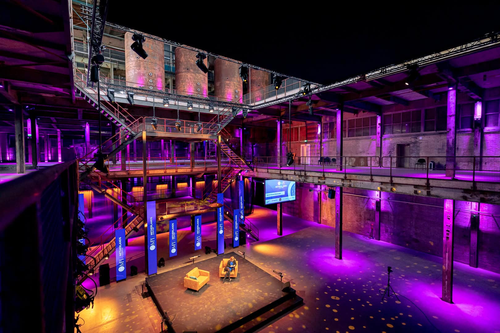 Virtuele MPI online evenement met moderne opstelling en kleurrijke verlichting.