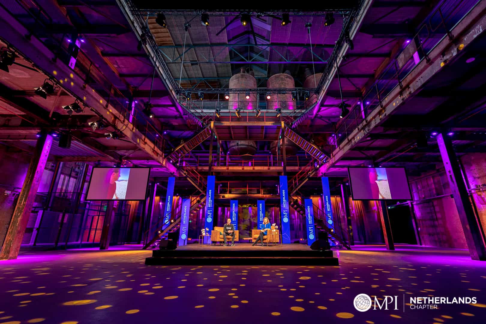 MPI online event zaal met kleurrijke verlichting en moderne inrichting.