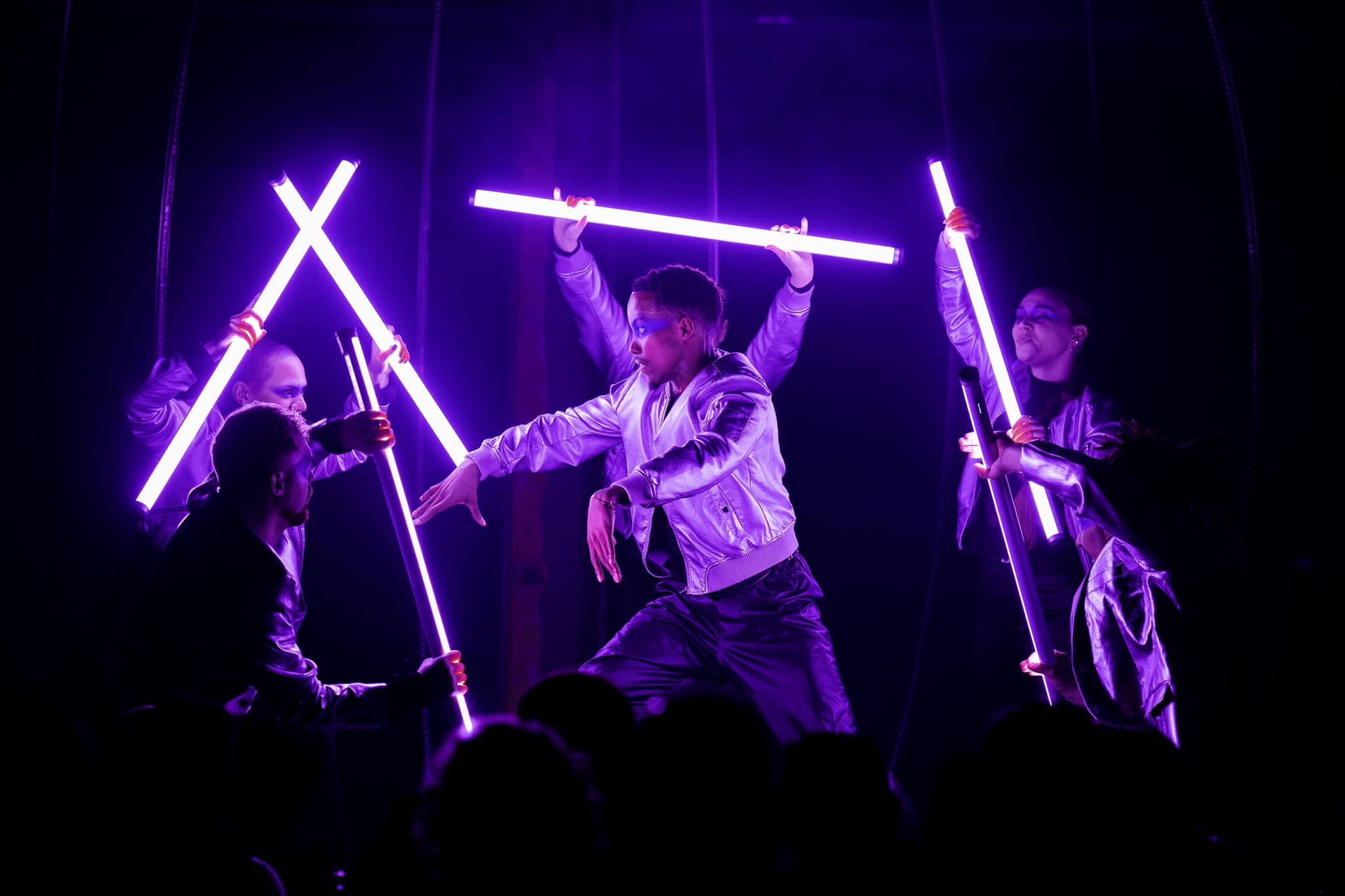 Performers met LED-lichtstaven tijdens Axalta Product Launch presentatie.