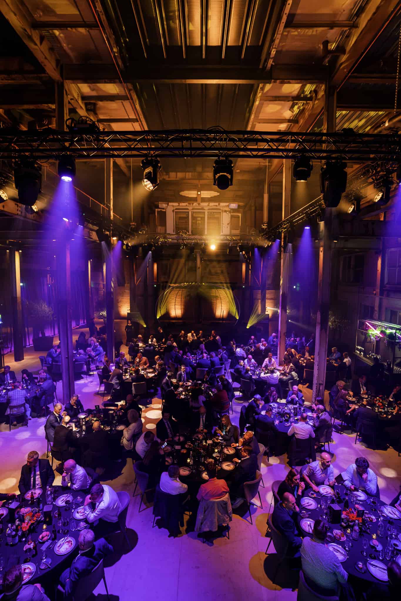 Evenement met grote groep mensen tijdens Axalta productlancering.