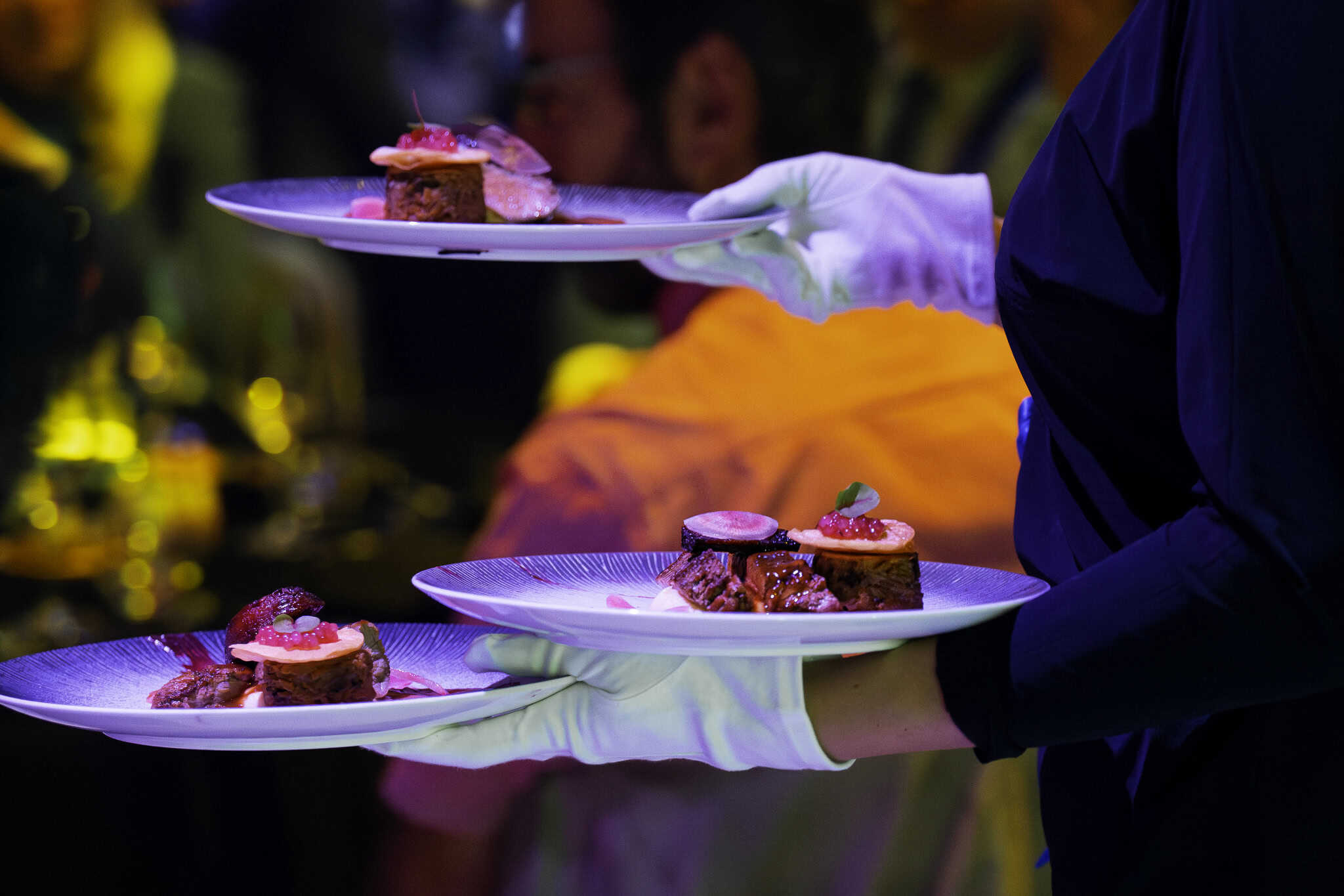 Chef serveert verfijnde desserts tijdens Axalta productlancering.