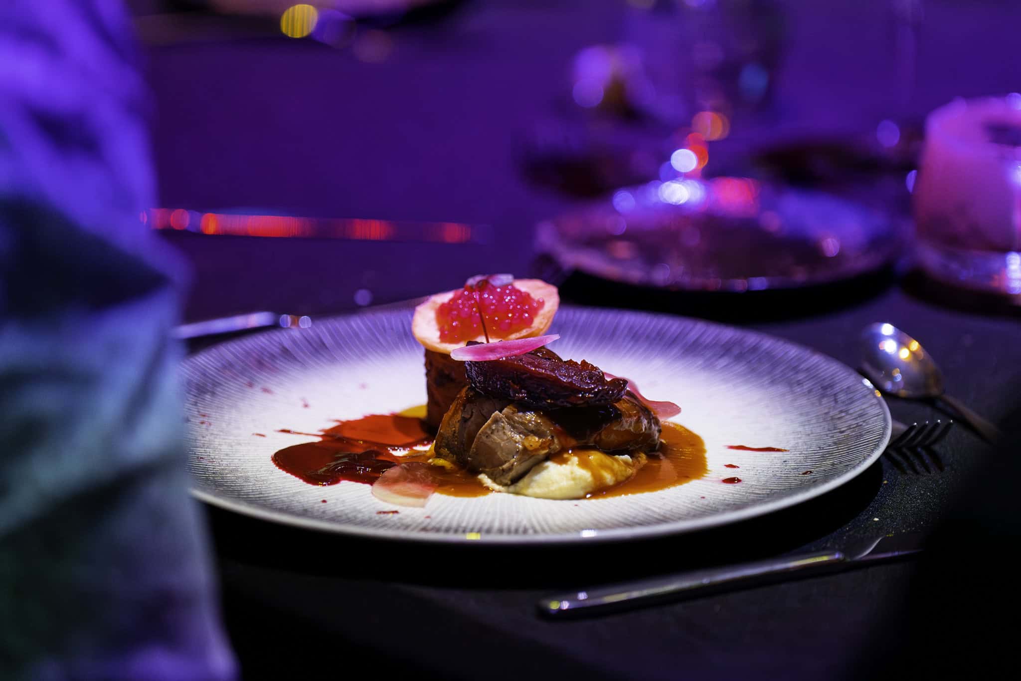 Gezellig diner met verfijnd vleesgerecht en elegante presentatie.