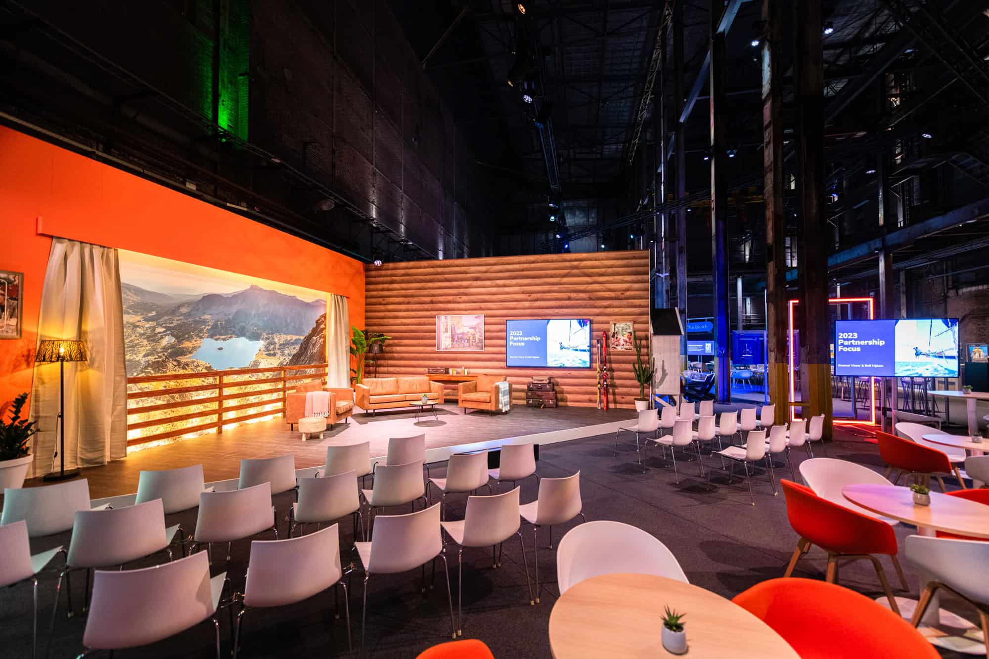 Moderne evenementenruimte bij SugarFactory met comfortabele zitplaatsen en digitale schermen.