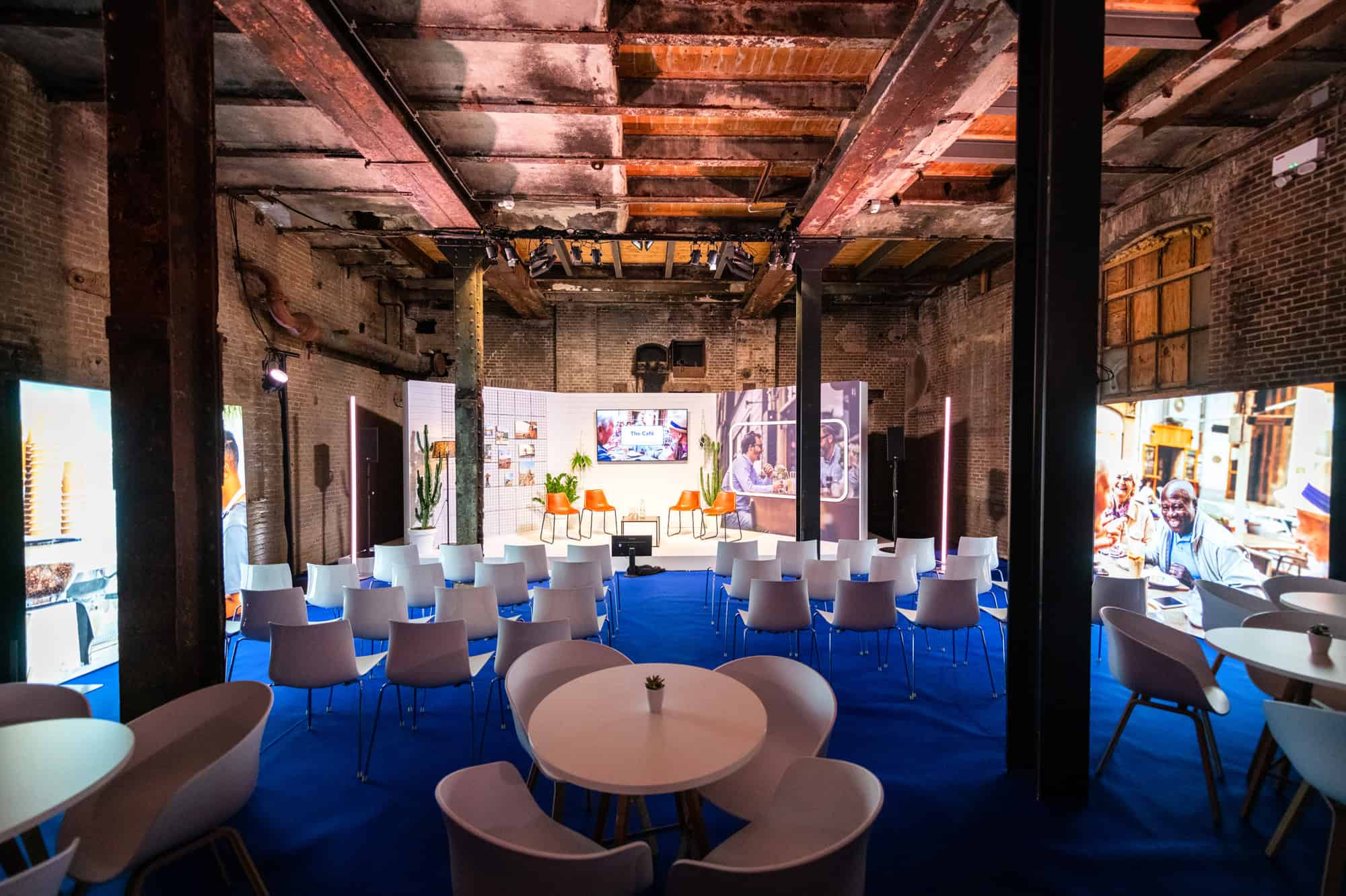 Industrieel ingerichte ruimte voor evenementen en bijeenkomsten.