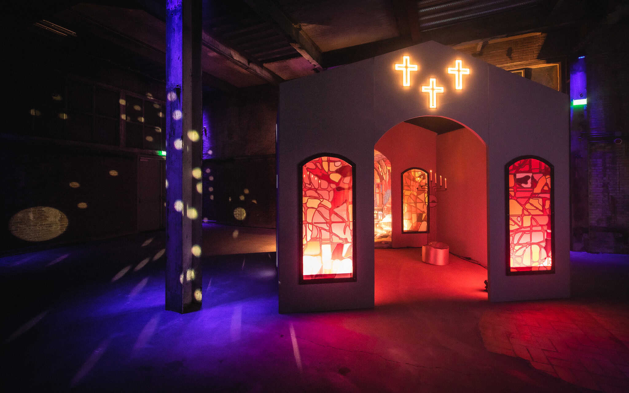 Interieur van een creatieve speelruimte met kruisverlichting en kleurrijke muren.