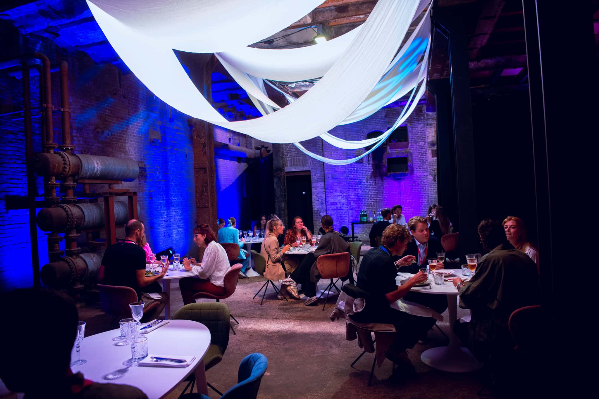 Gezellig restaurant met diverse eetopties en creatieve sfeer.