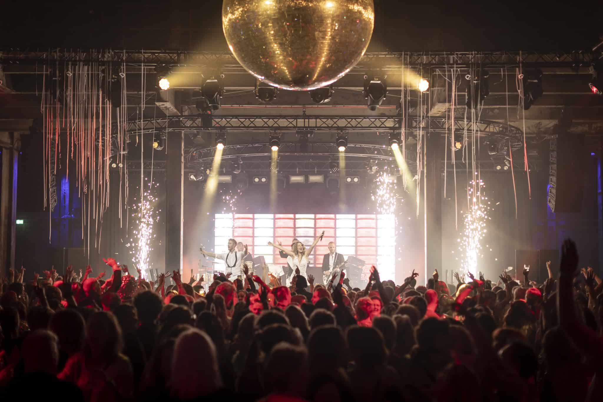 Groepsfeest met dans en muziek tijdens personeelsfeest bij SugarFactory.