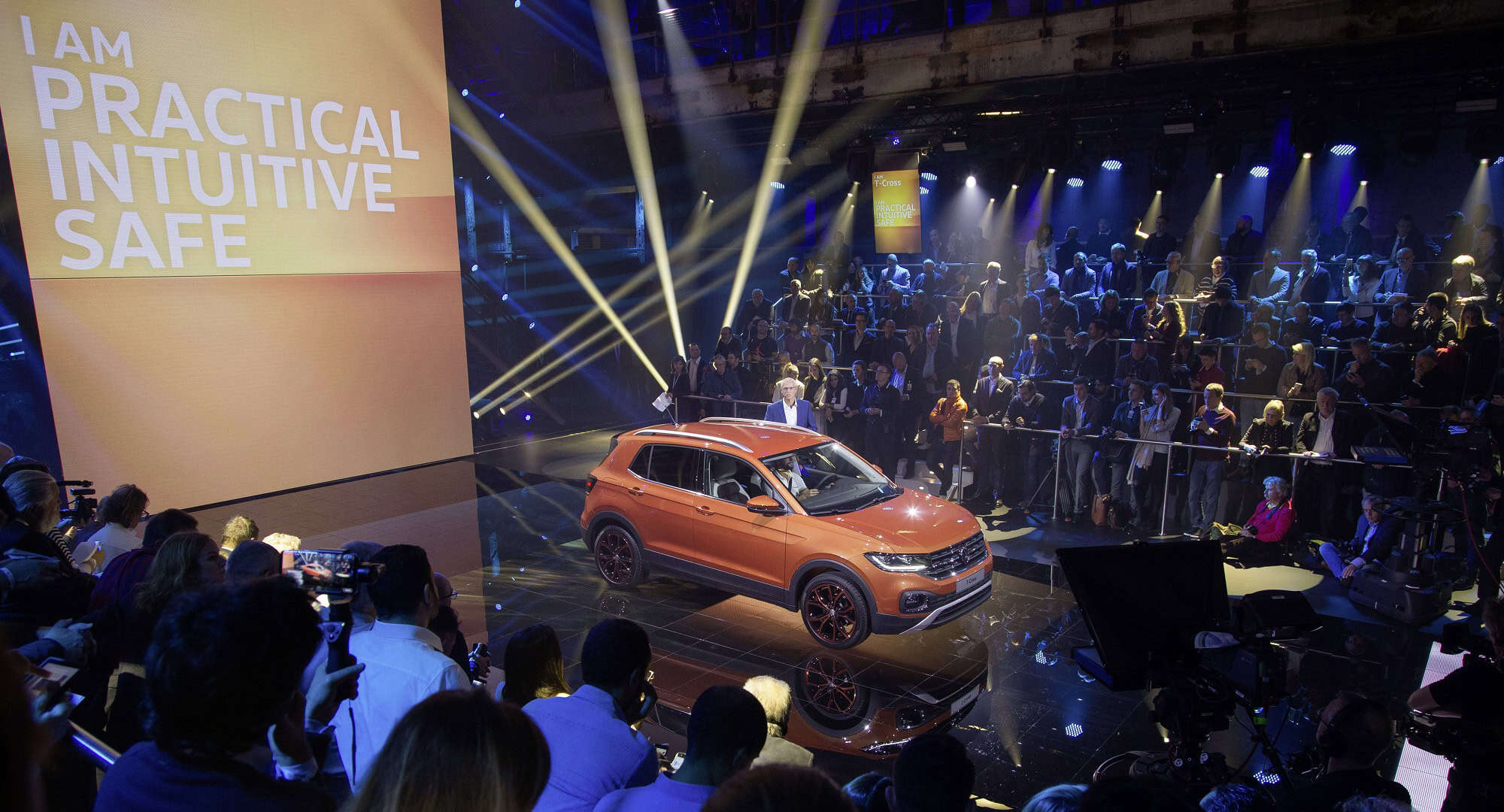 Volkswagen T-Cross wereldpremière op een evenement met publiek en verlichting.