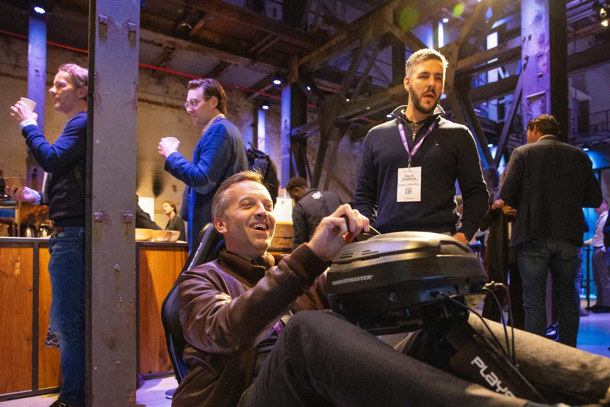 Betalingsinnovaties en netwerken tijdens MoneyLIVE Payments Europe in een industrieel evenement.