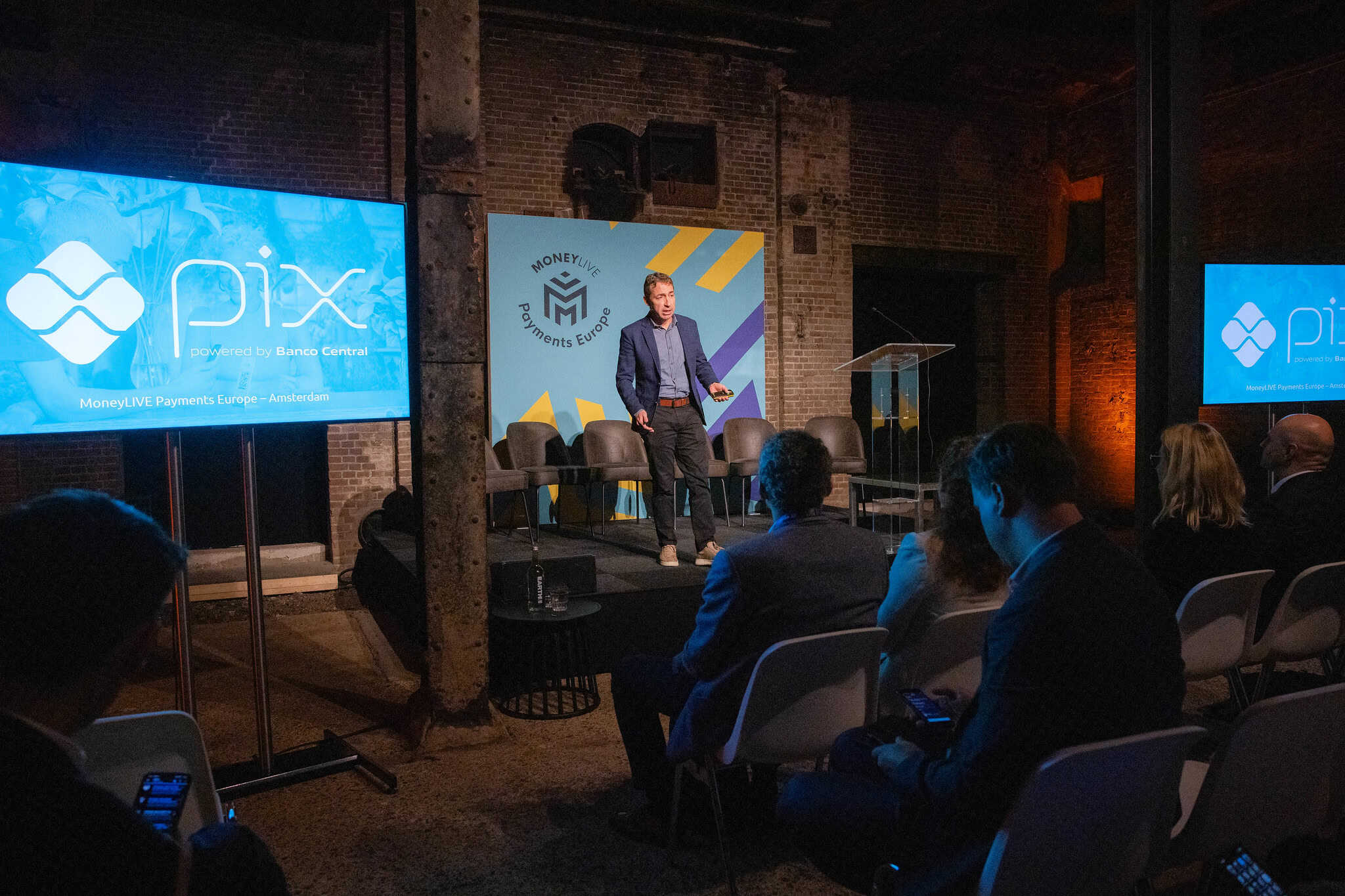 Presentatie over innovatieve betaaloplossingen tijdens MoneyLIVE Payments Europe.