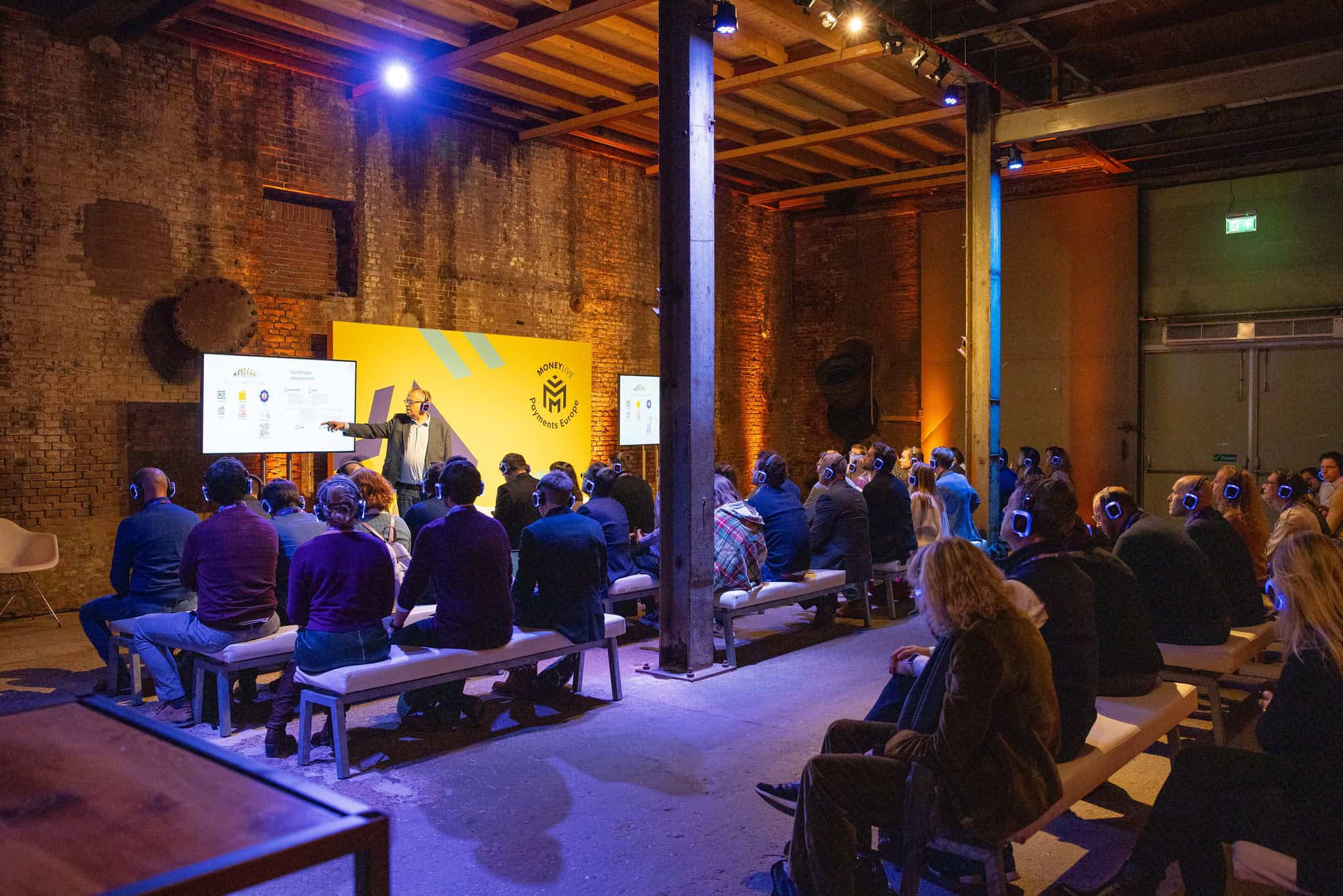 Presentatie tijdens MoneyLIVE Payments Europe met publiek en sprekers.