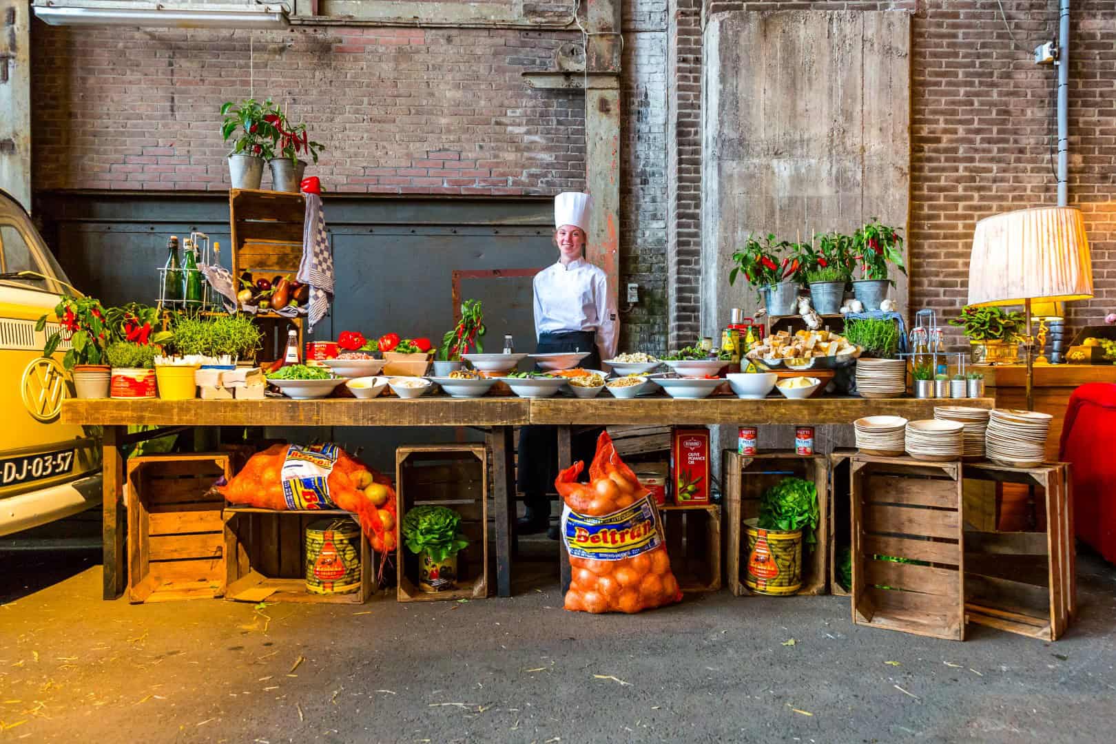 Kookstudio met chef en ingrediënten voor een evenement.