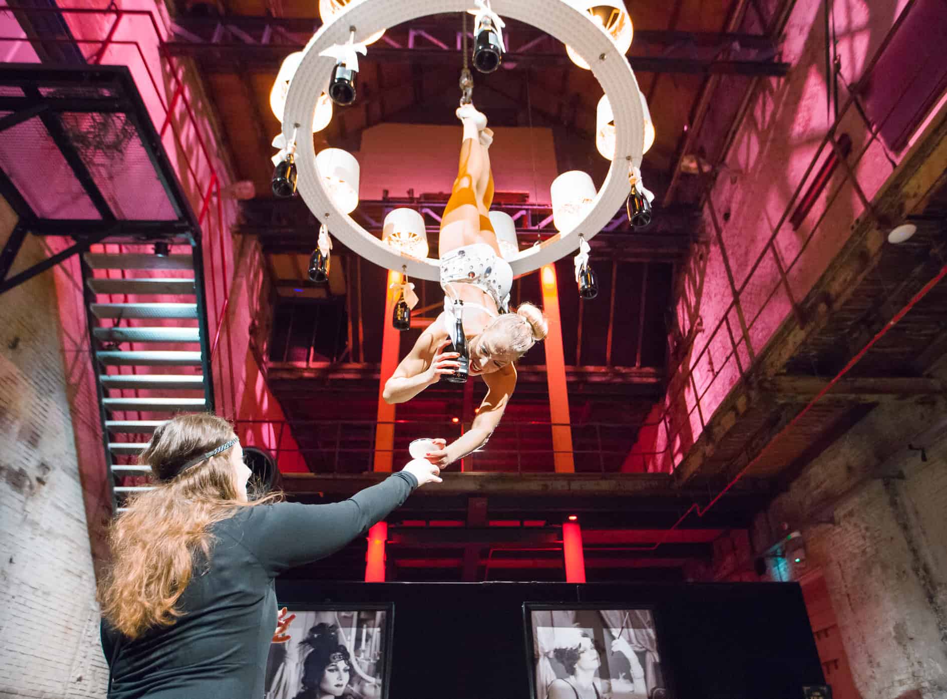 Creatieve artiest in een event studio met kleurrijke verlichting en decoraties.