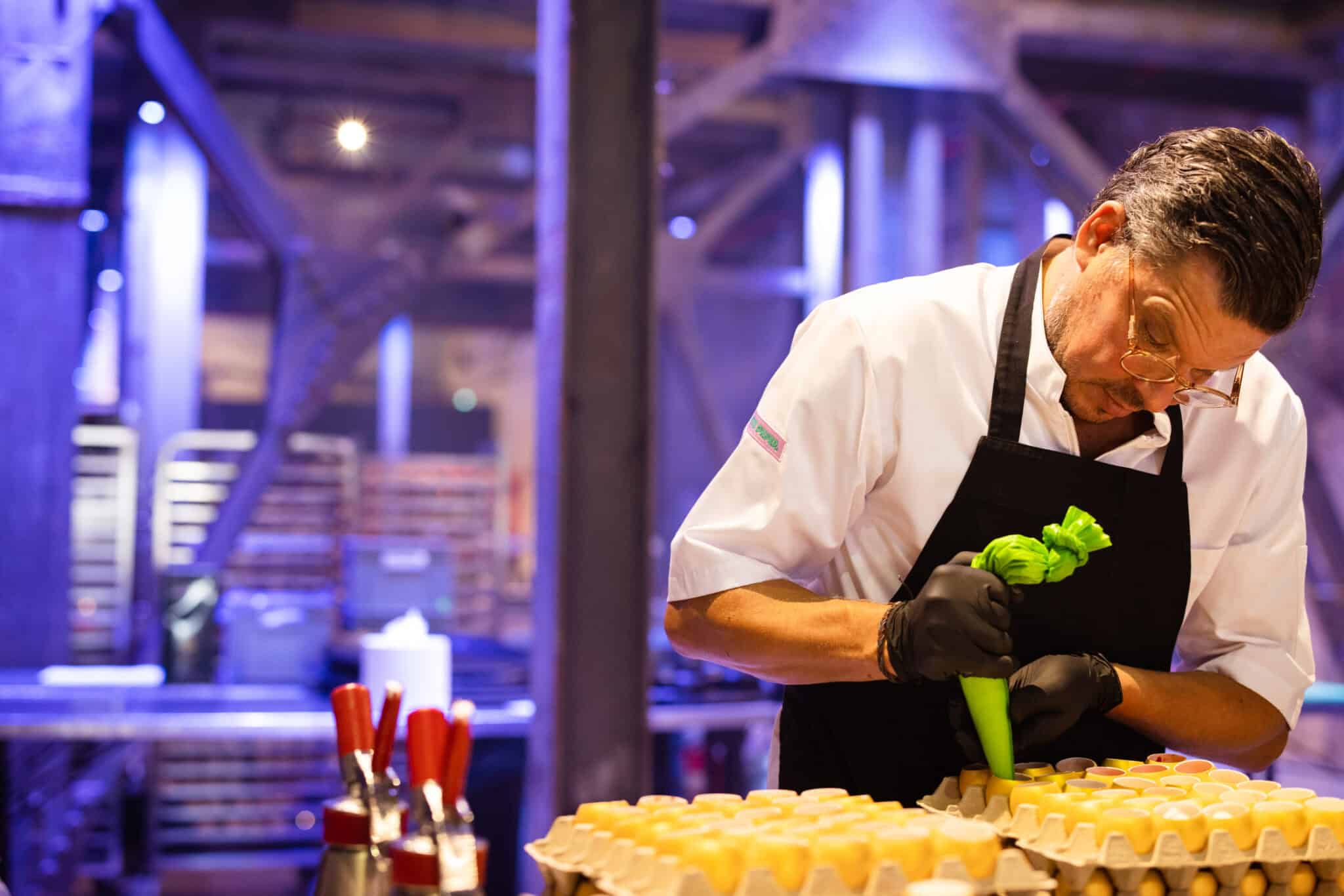 Chef bereidt creatieve desserts in de event studio van SugarFactory.