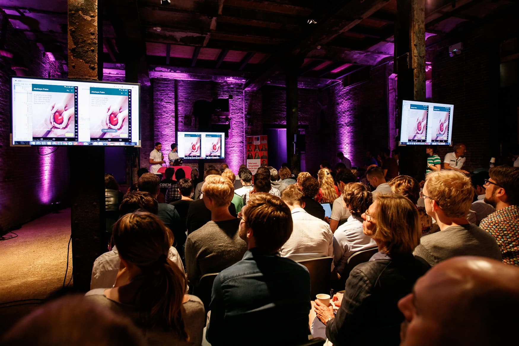 Bezoekers luisteren naar presentaties tijdens de Beyond Banking hackathon bij SugarFactory.