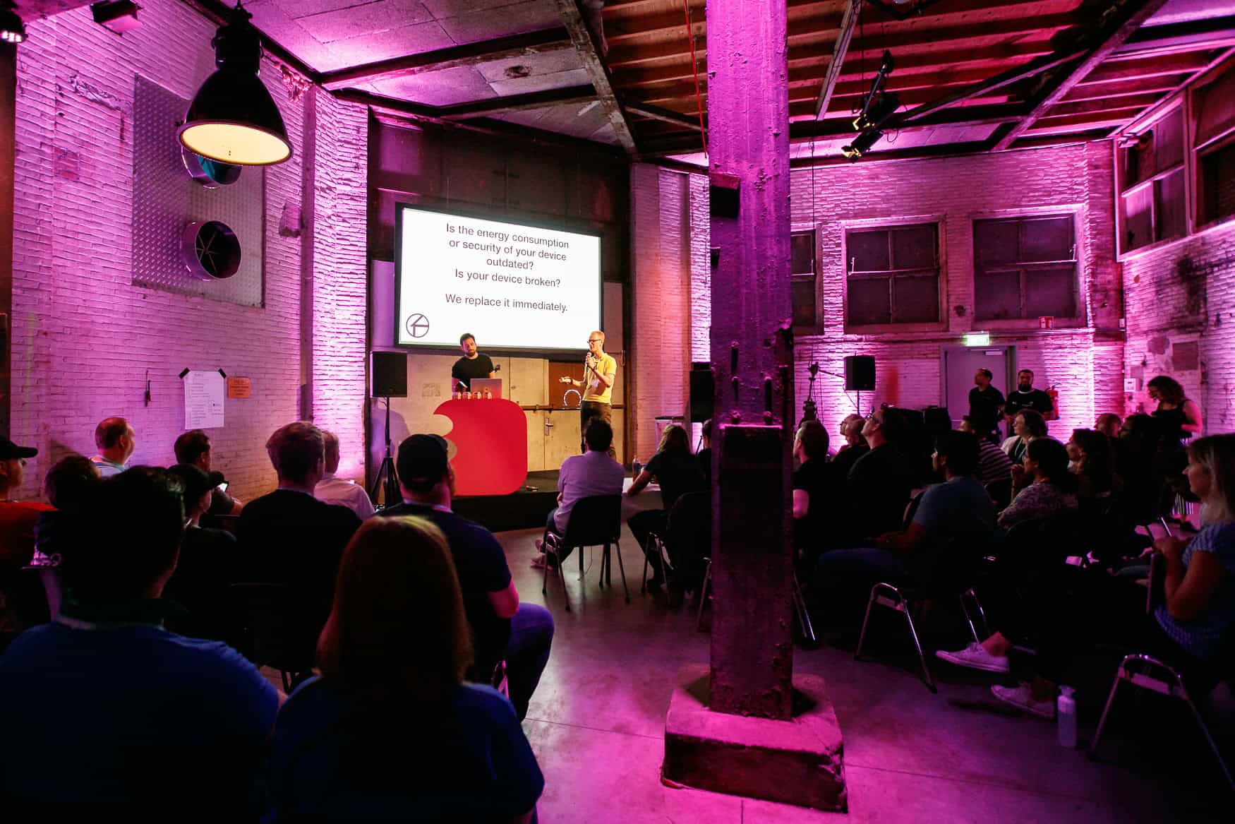 Presentatie tijdens Beyond Banking evenement bij SugarFactory in een industrieel interieur.