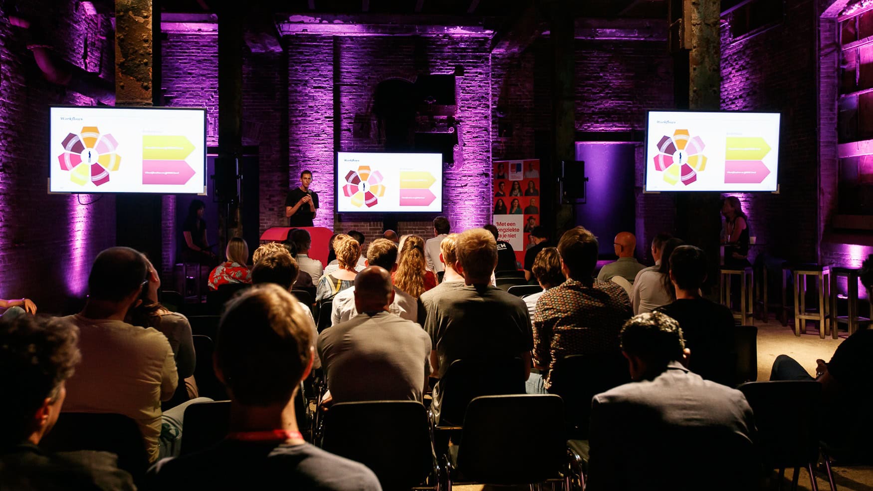 Hackathon bij SugarFactory met deelnemers en presentaties over bankinnovatie.