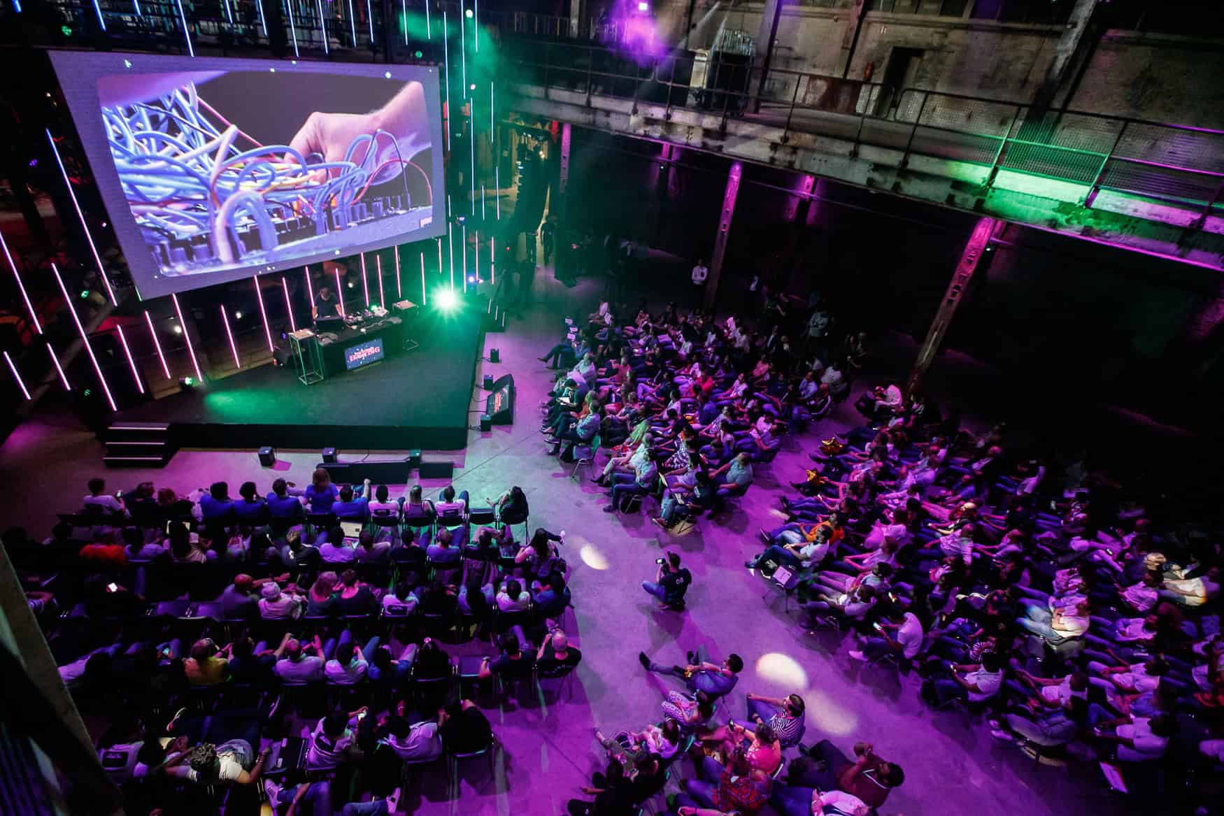 Bezoekers kijken naar een presentatie tijdens de Beyond Banking hackathon bij SugarFactory.