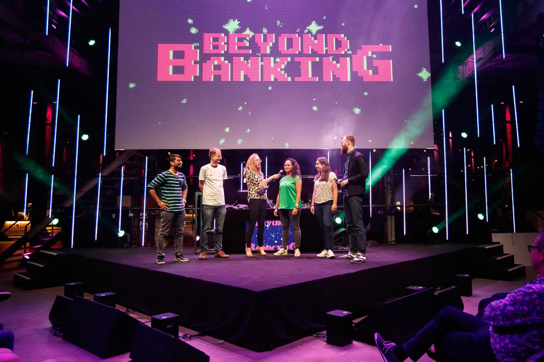 Teams presenteren tijdens de Beyond Banking hackathon op SugarFactory.
