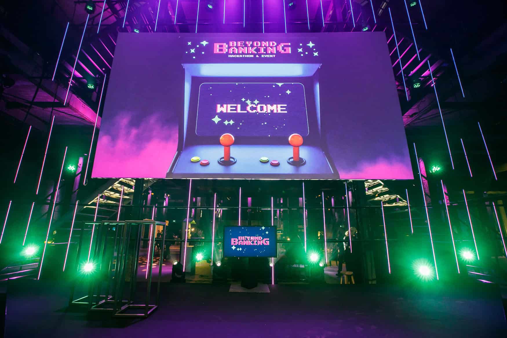 Hackathon evenement bij SugarFactory met gaming- en tech-elementen.