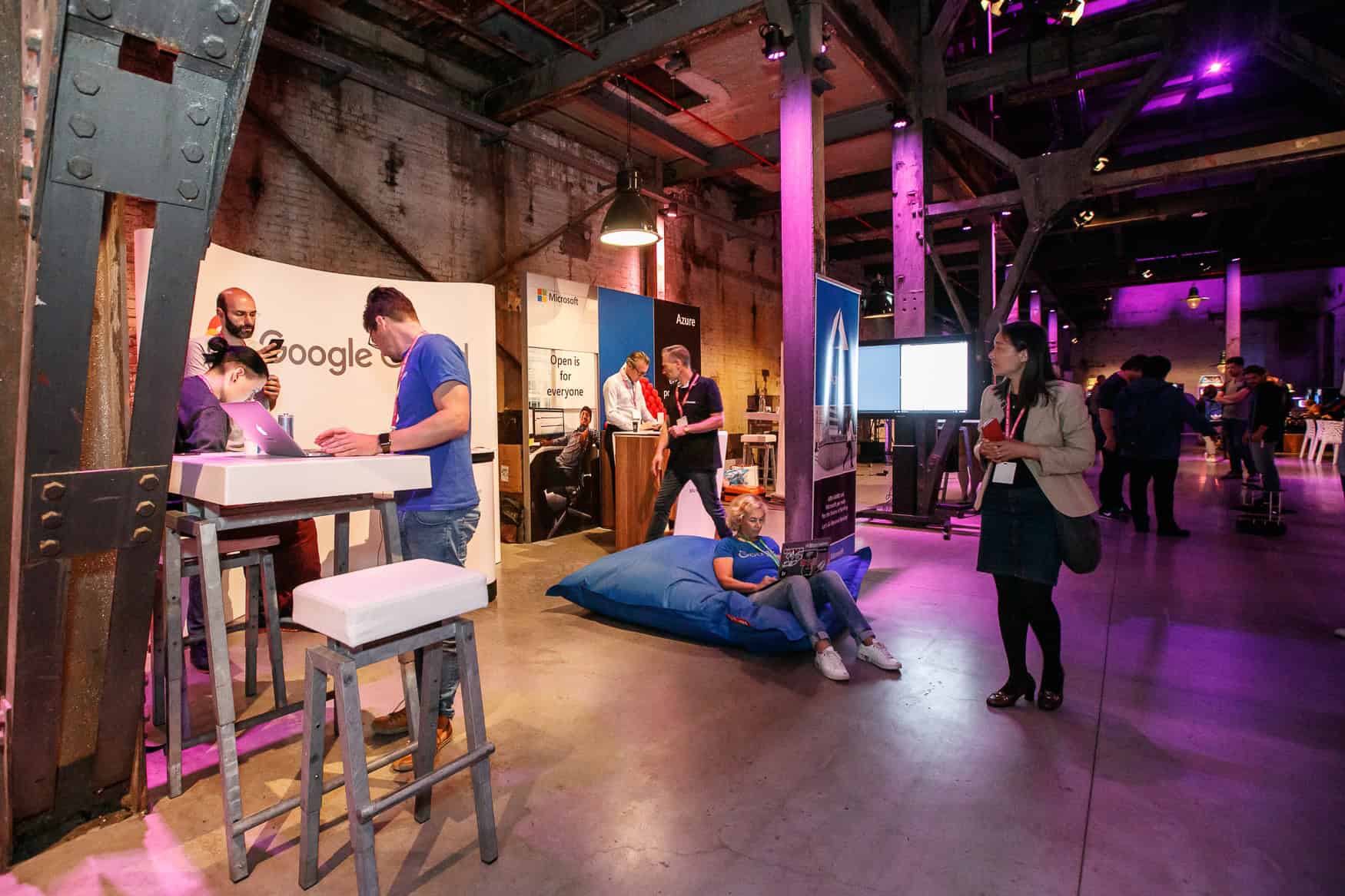 Bezoekers verkennen innovatieve technologieën tijdens de Beyond Banking hackathon.