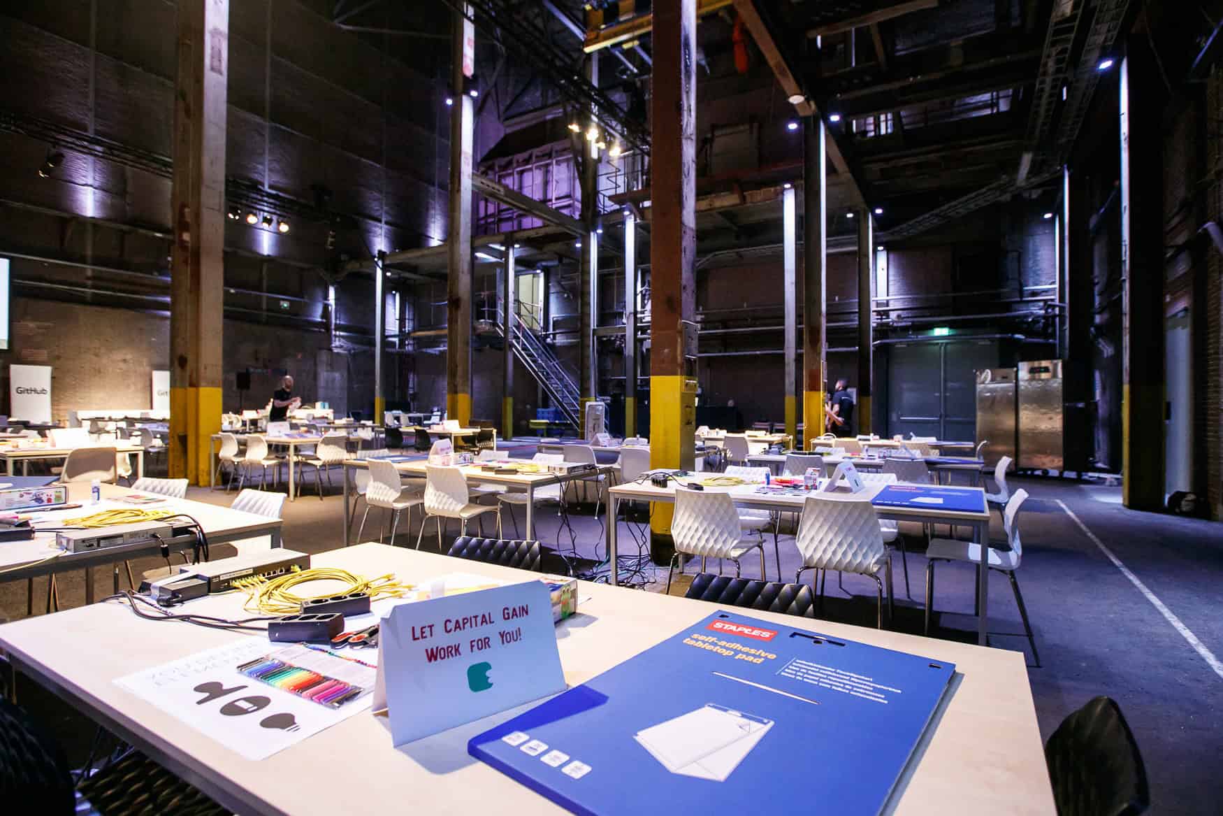 Moderne eventruimte bij SugarFactory met zitplaatsen en presentatiemateriaal.